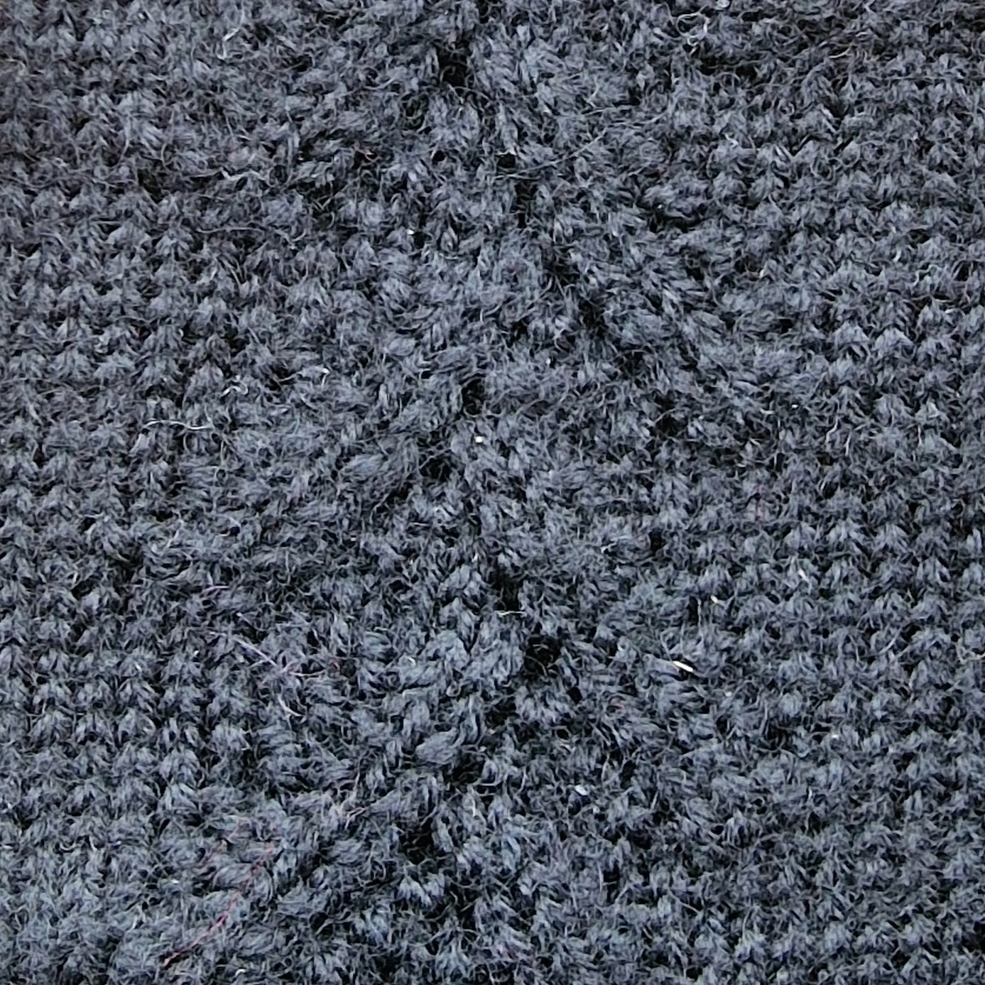 Rokām adīti melni pirkstaiņi ar skujiņas rakstu plaukstas virspusē (INVA 27) - www.tiptip.lv 