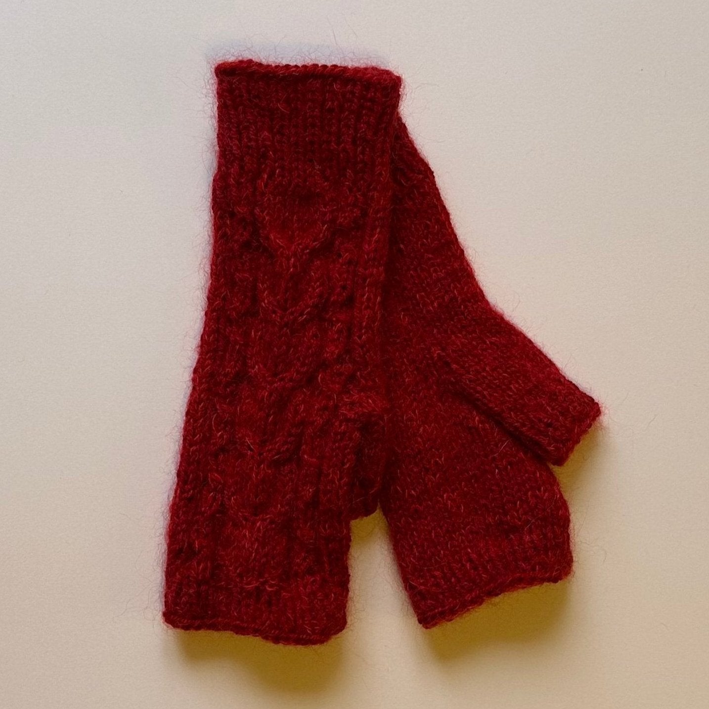 Rokām adīti tumši sarkani puscimdi (ALMA 157) - www.tiptip.lv 