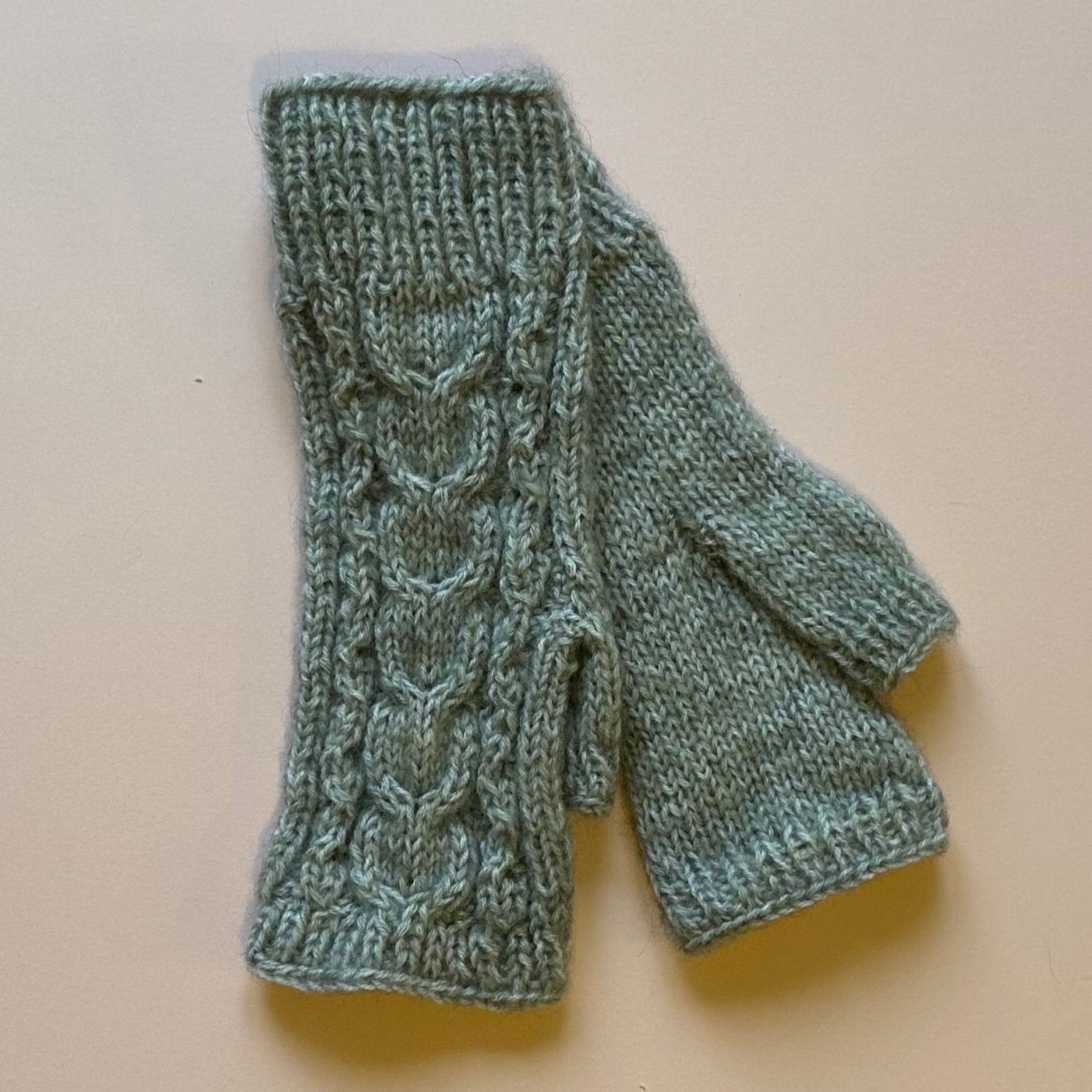 Rokām adīti zaļi puscimdi (ALMA 152) - www.tiptip.lv 