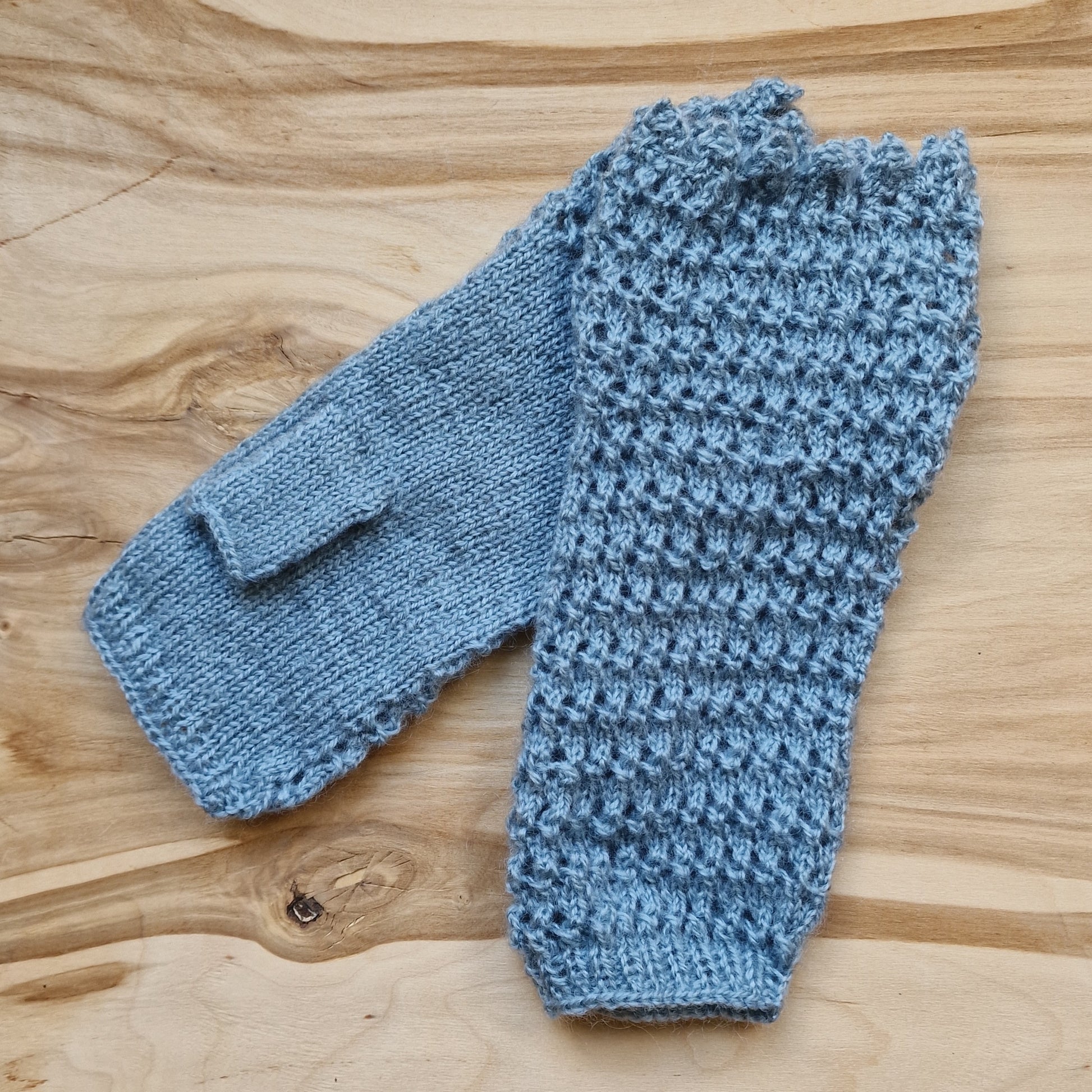 Rokām adīti zilpelēki puscimdi (LIGR 11) - www.tiptip.lv 