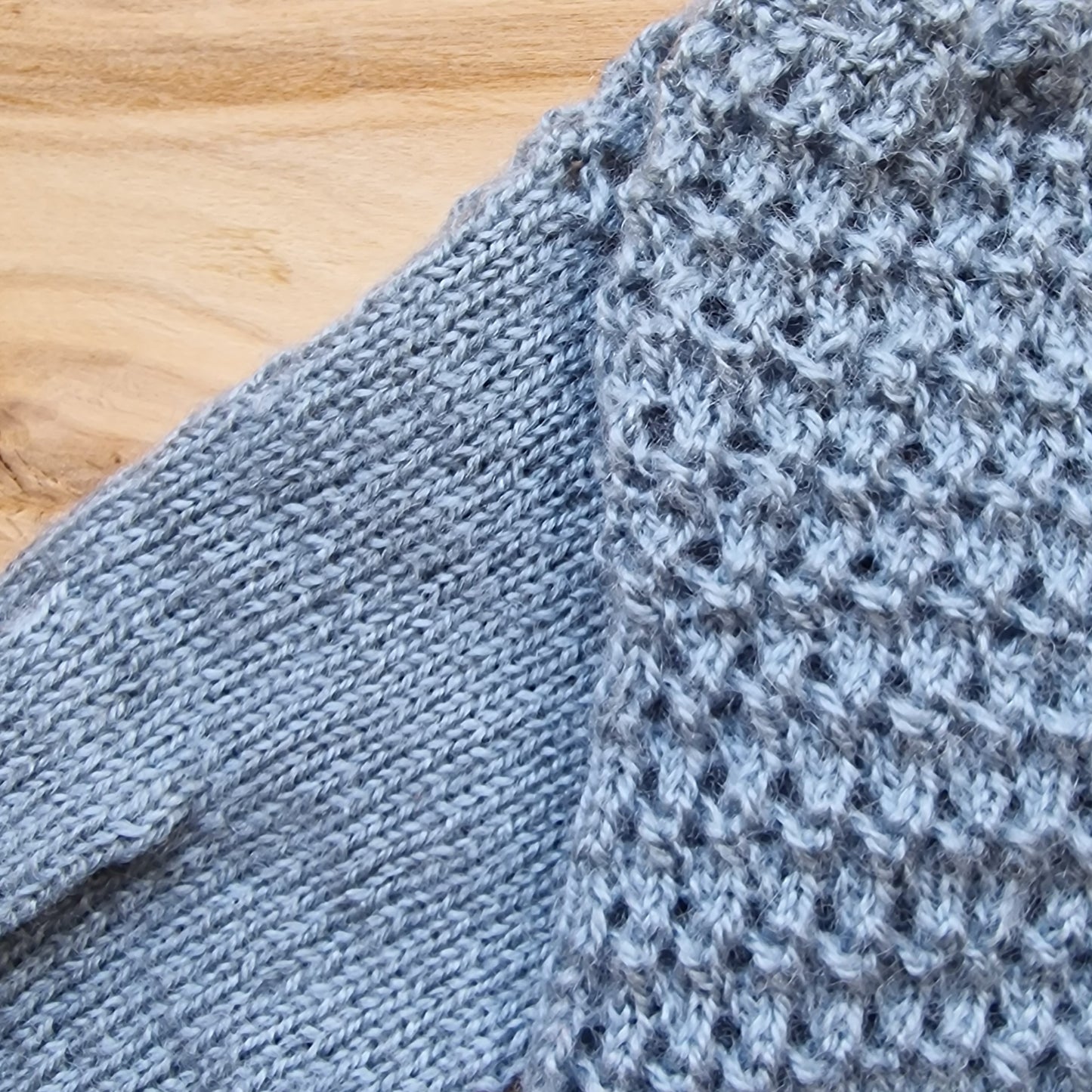 Rokām adīti zilpelēki puscimdi (LIGR 11) - www.tiptip.lv 