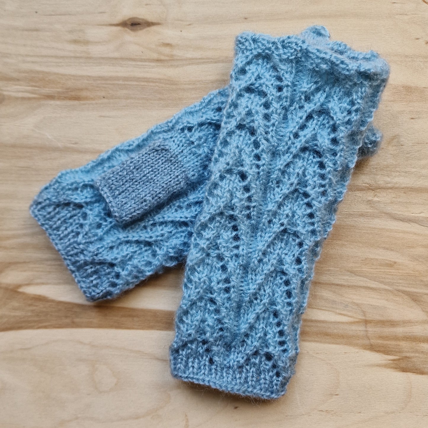 Rokām adīti zilpelēki puscimdi (LIGR 14) - www.tiptip.lv 