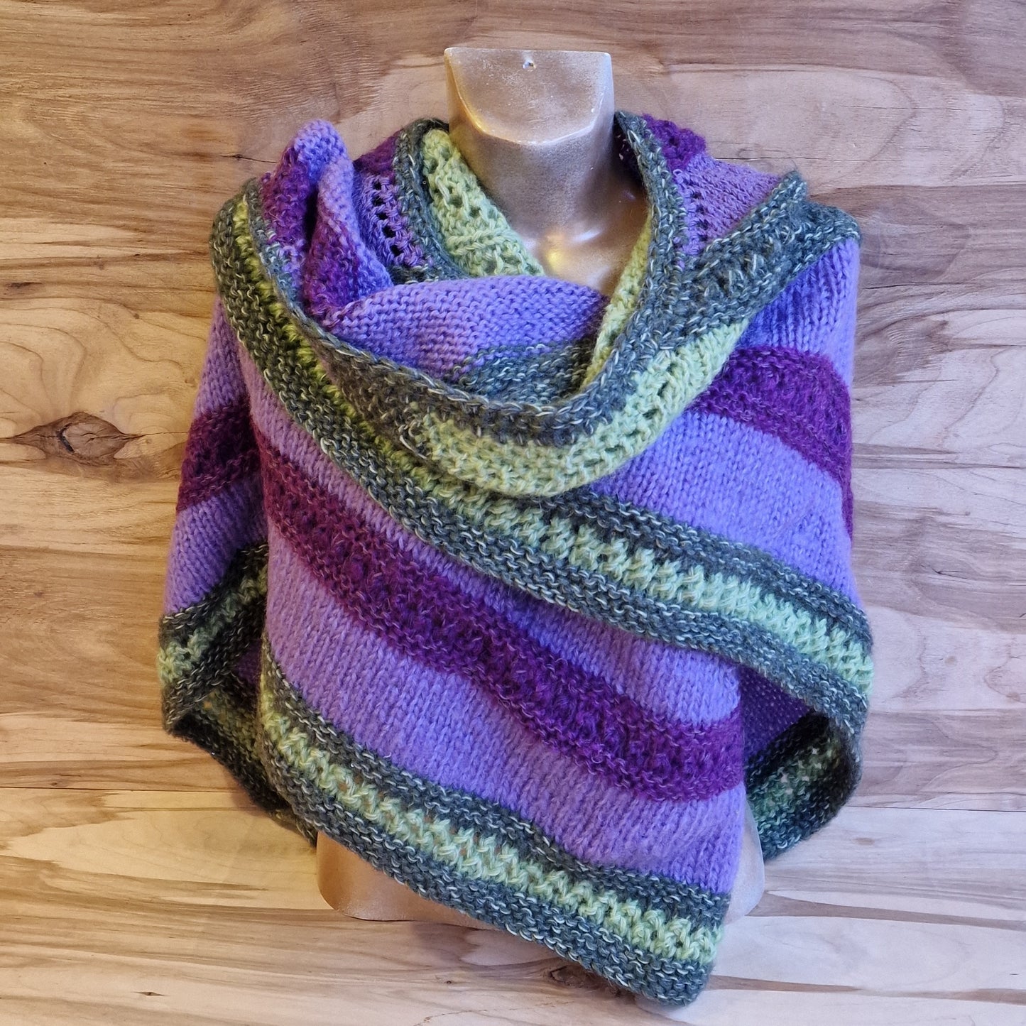 Rokām adīts biezs plecu lakats zaļos un violetos toņos (DZTO 88) - www.tiptip.lv 