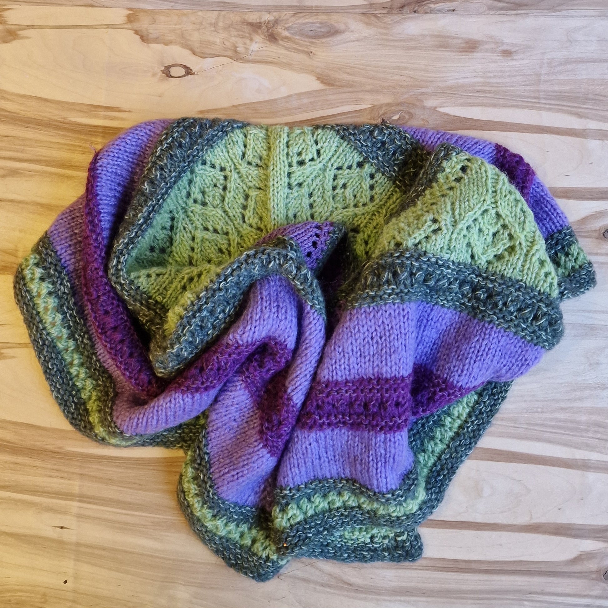 Rokām adīts biezs plecu lakats zaļos un violetos toņos (DZTO 88) - www.tiptip.lv 