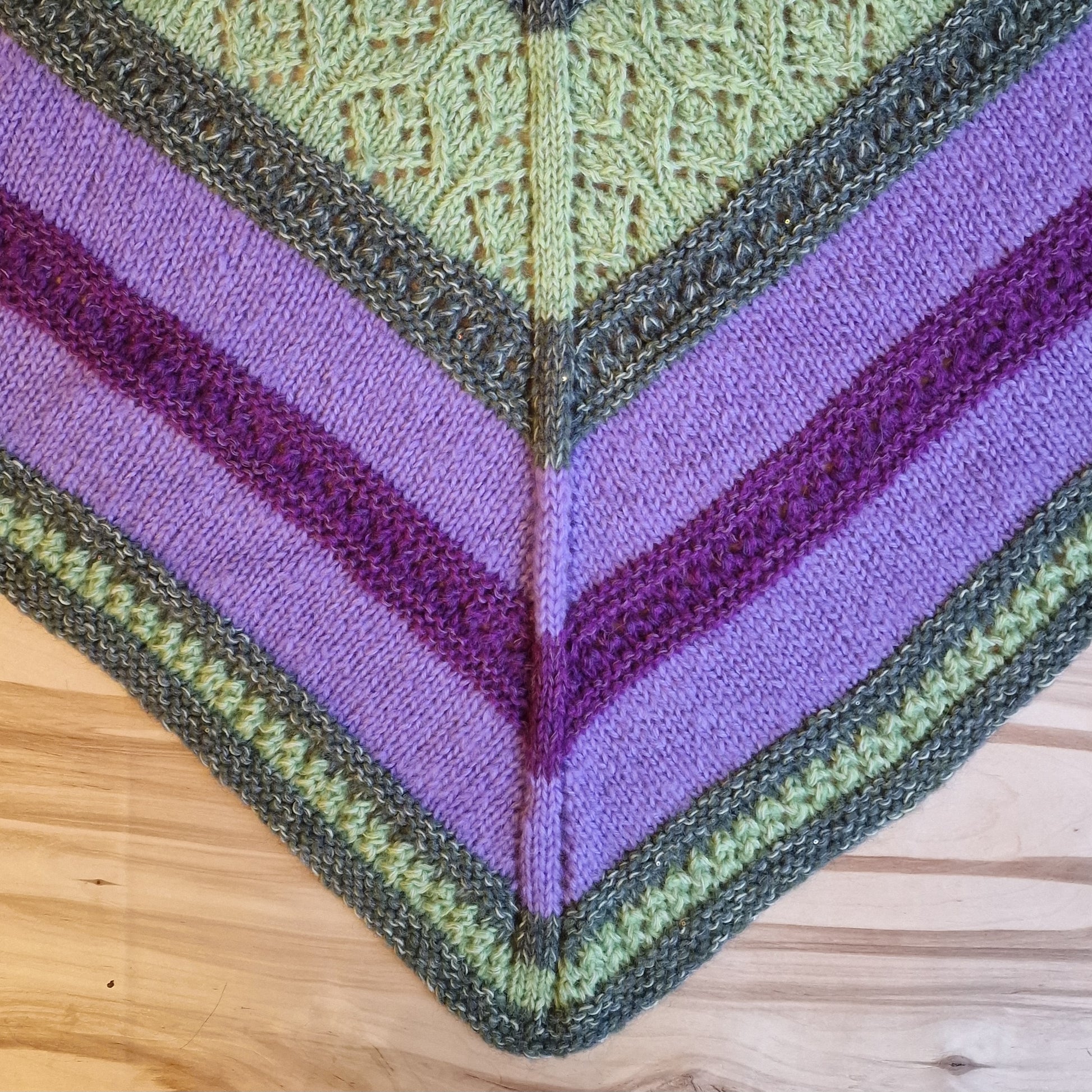 Rokām adīts biezs plecu lakats zaļos un violetos toņos (DZTO 88) - www.tiptip.lv 