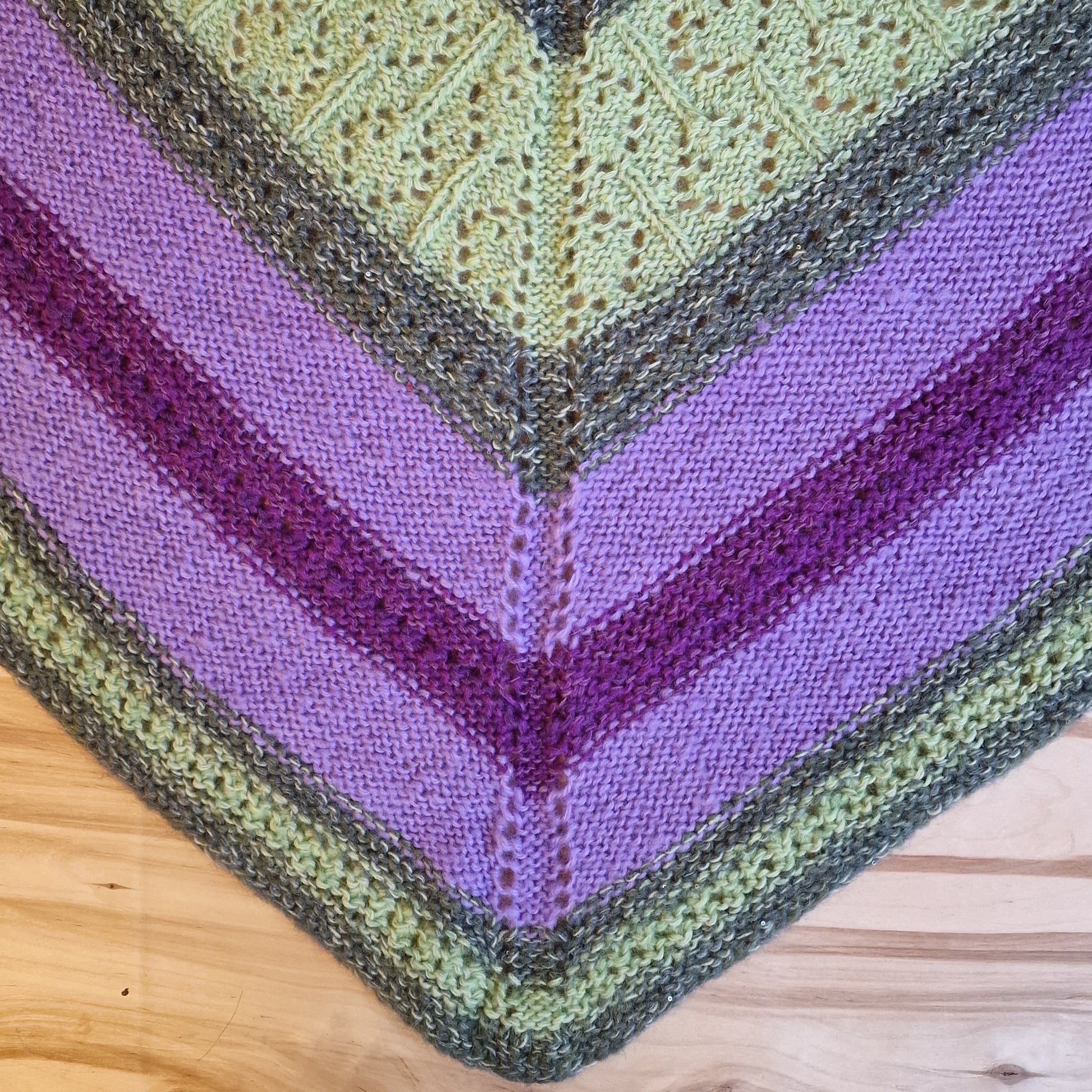 Rokām adīts biezs plecu lakats zaļos un violetos toņos (DZTO 88) - www.tiptip.lv 