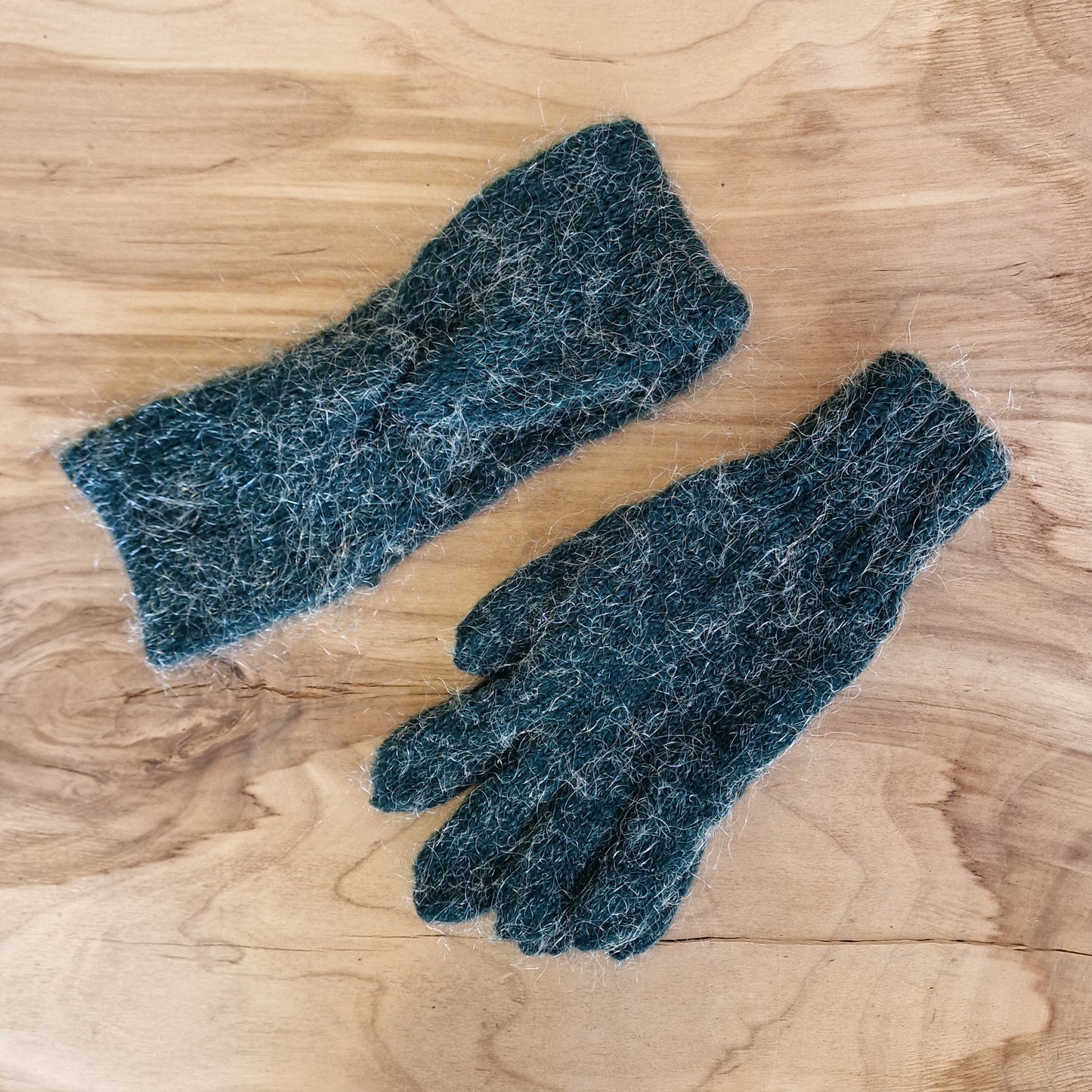 Rokām adīts komplekts - ausaine un pirkstaiņi t.zaļi ar sudraba "matiņiem" (MAŅI 13) - www.tiptip.lv 