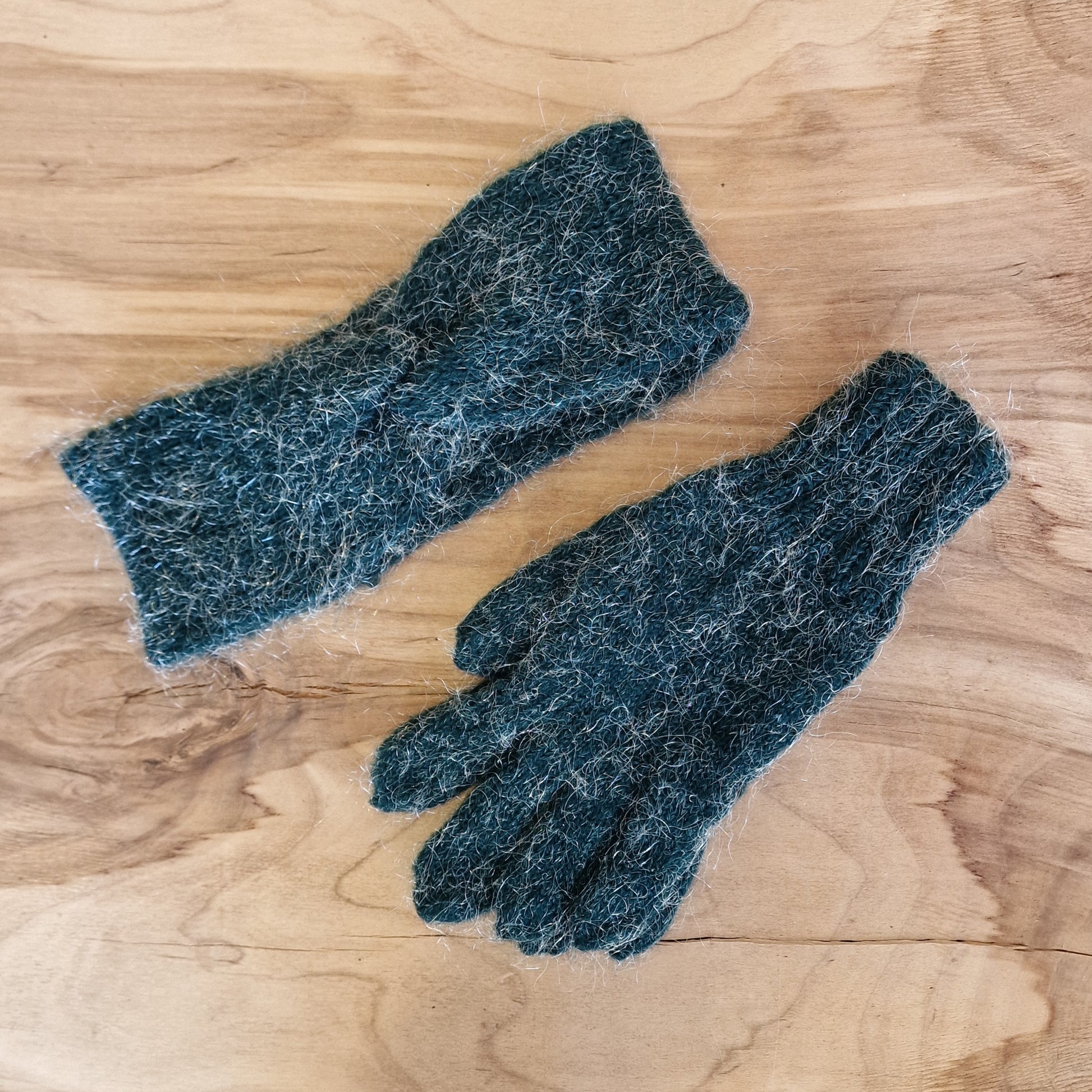 Rokām adīts komplekts - ausaine un pirkstaiņi t.zaļi ar sudraba "matiņiem" (MAŅI 13) - www.tiptip.lv 