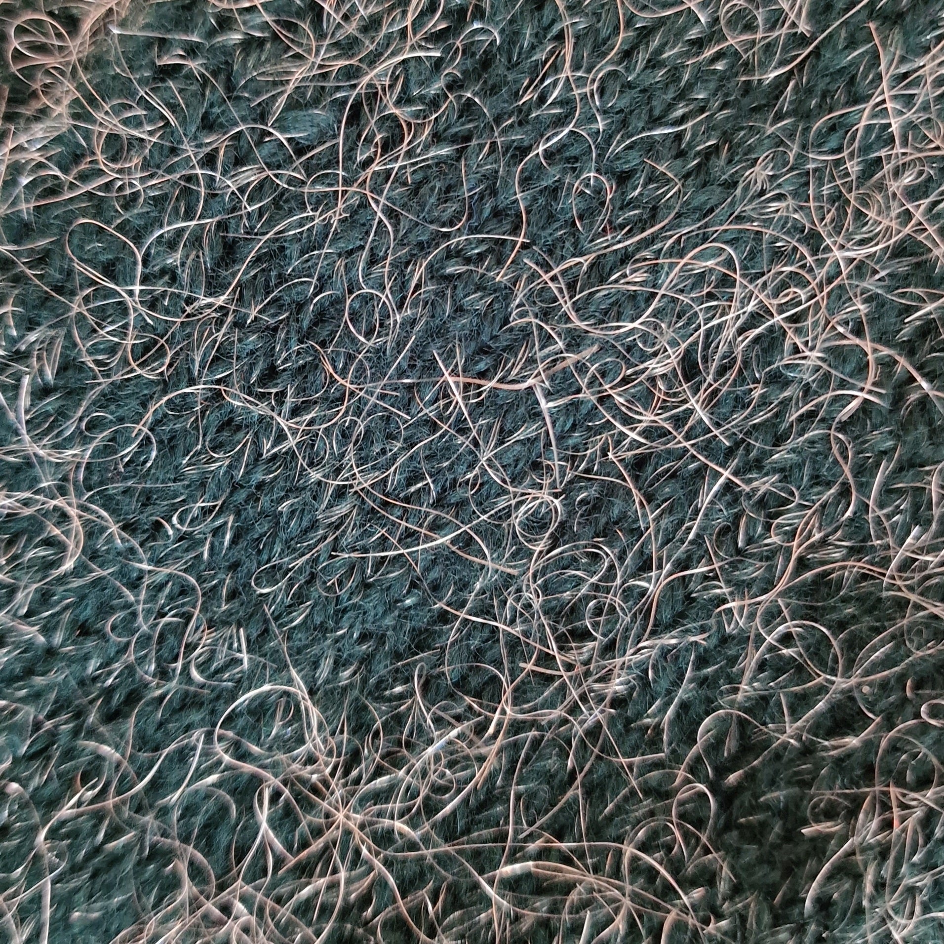 Rokām adīts komplekts - ausaine un pirkstaiņi t.zaļi ar sudraba "matiņiem" (MAŅI 13) - www.tiptip.lv 