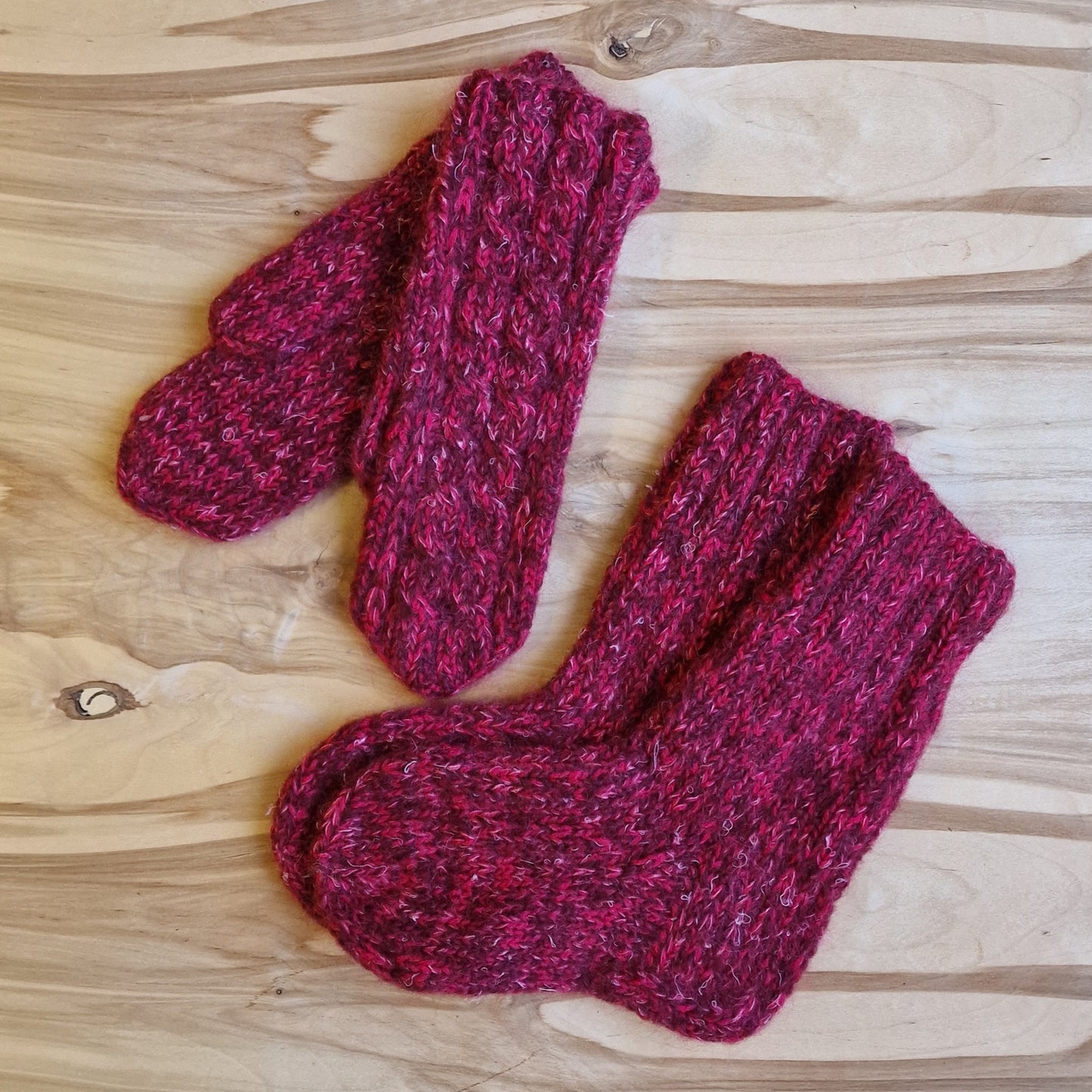 Rokām adīts komplekts - rozā siltās zeķes (34.-36.izm.) un dūraiņi (DZTO 86) - www.tiptip.lv 