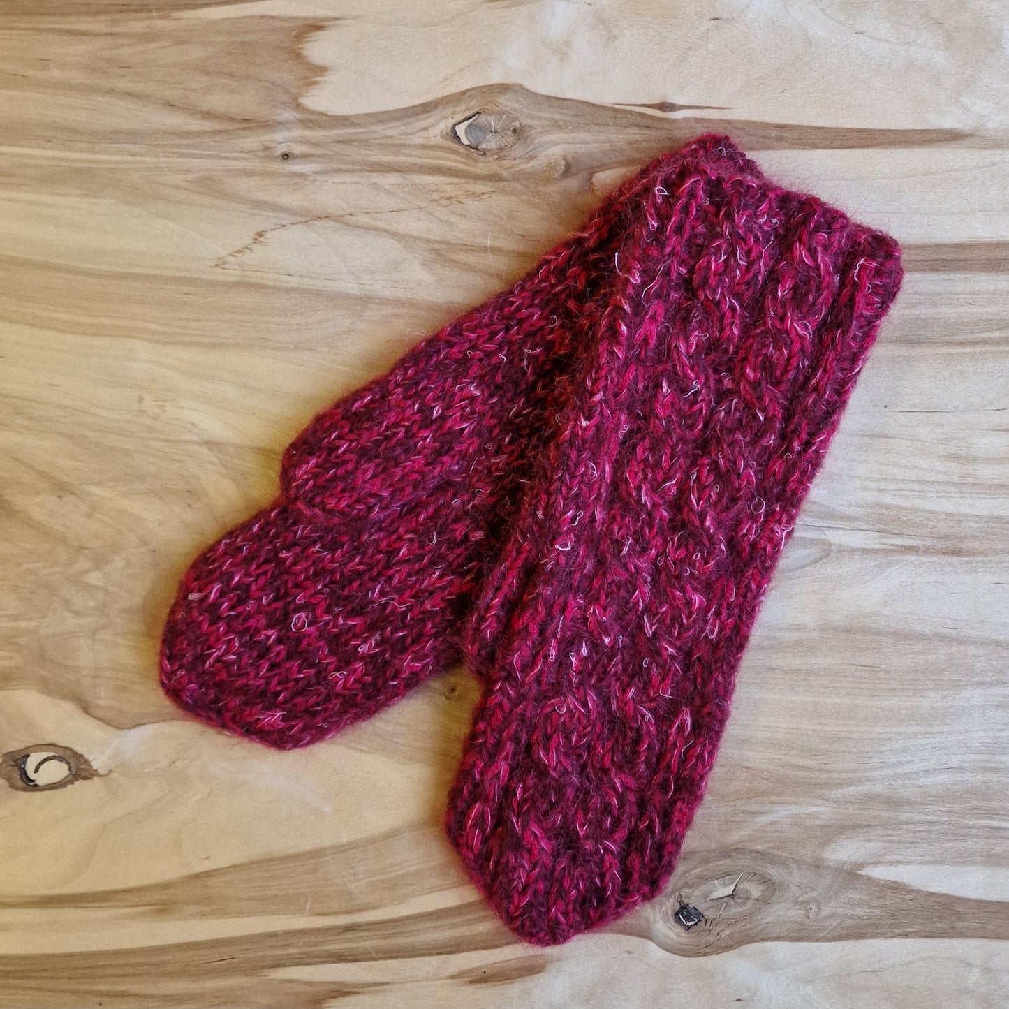 Rokām adīts komplekts - rozā siltās zeķes (34.-36.izm.) un dūraiņi (DZTO 86) - www.tiptip.lv 