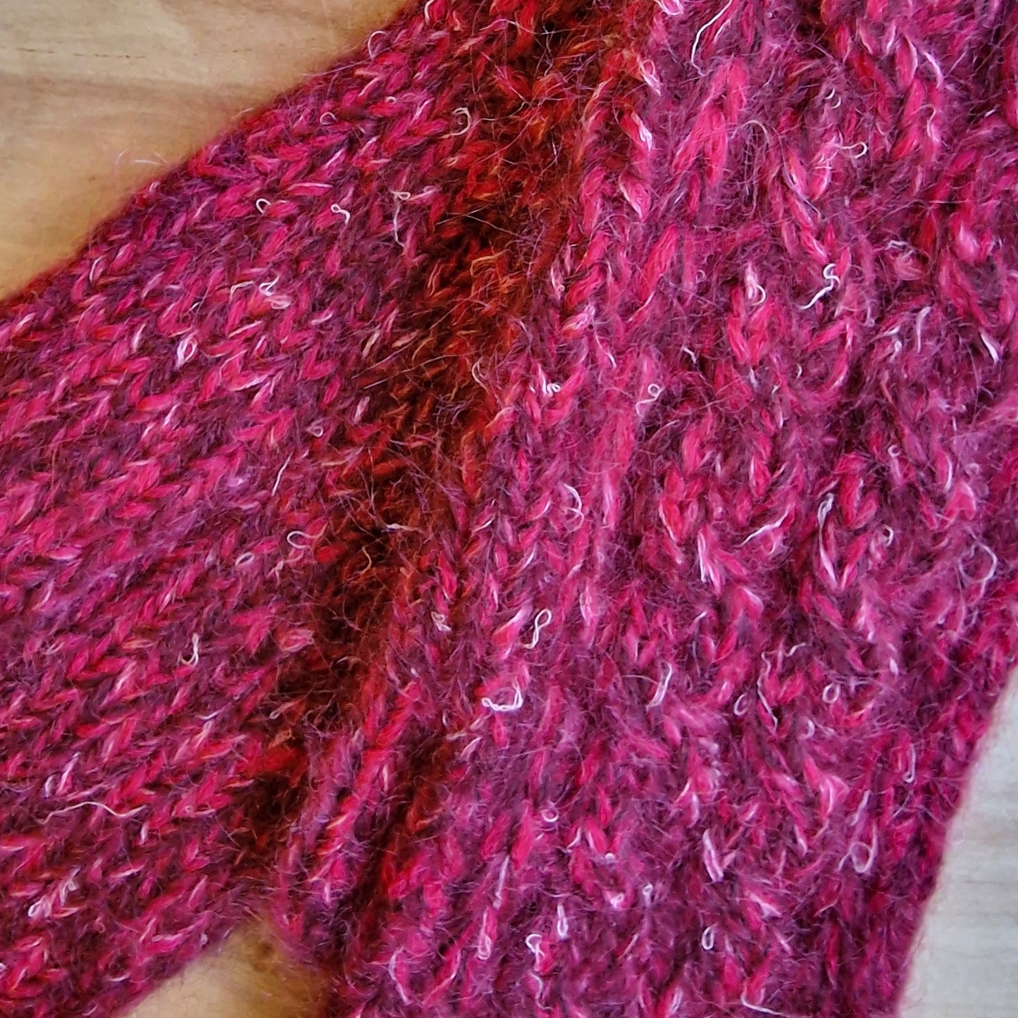 Rokām adīts komplekts - rozā siltās zeķes (34.-36.izm.) un dūraiņi (DZTO 86) - www.tiptip.lv 