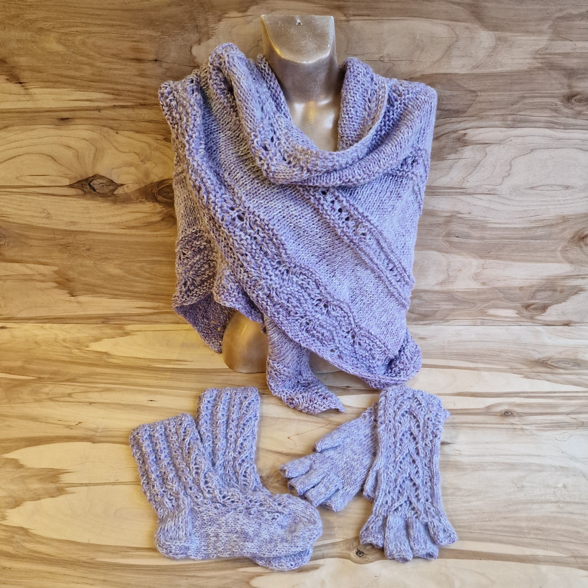 Rokām adīts mīkstas dzijas komplekts gaiši violetā krāsā - plecu lakats, puscimdi, siltās zeķes (34.-36.izm.) (DZTO 87) - www.tiptip.lv 