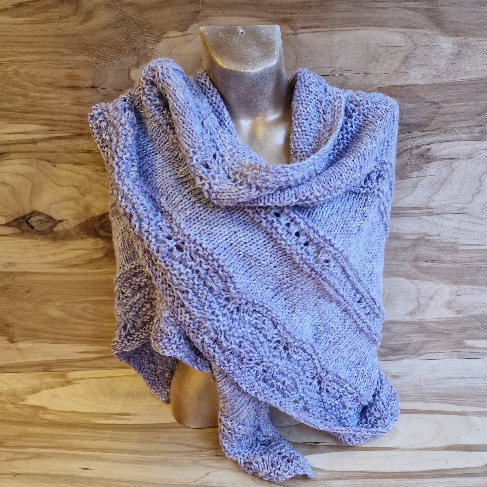 Rokām adīts mīkstas dzijas komplekts gaiši violetā krāsā - plecu lakats, puscimdi, siltās zeķes (34.-36.izm.) (DZTO 87) - www.tiptip.lv 