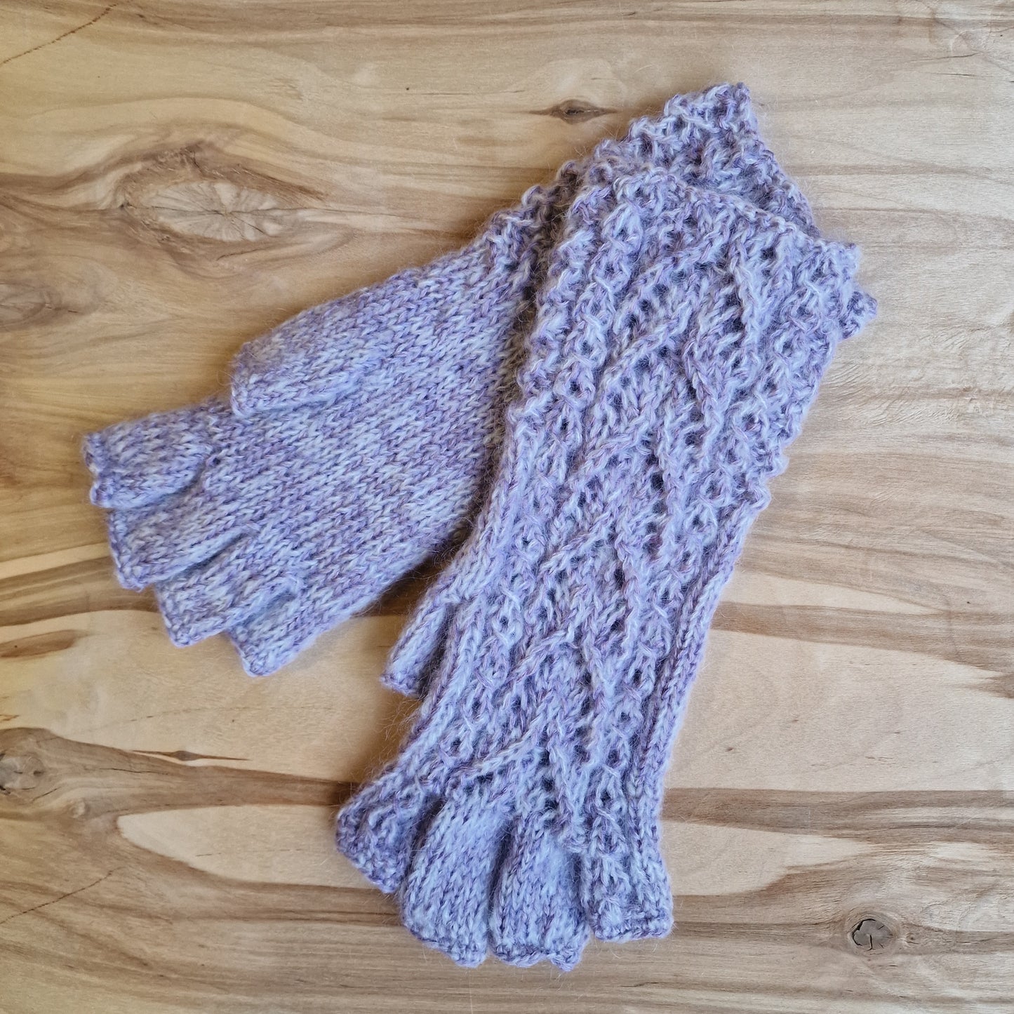 Rokām adīts mīkstas dzijas komplekts gaiši violetā krāsā - plecu lakats, puscimdi, siltās zeķes (34.-36.izm.) (DZTO 87) - www.tiptip.lv 