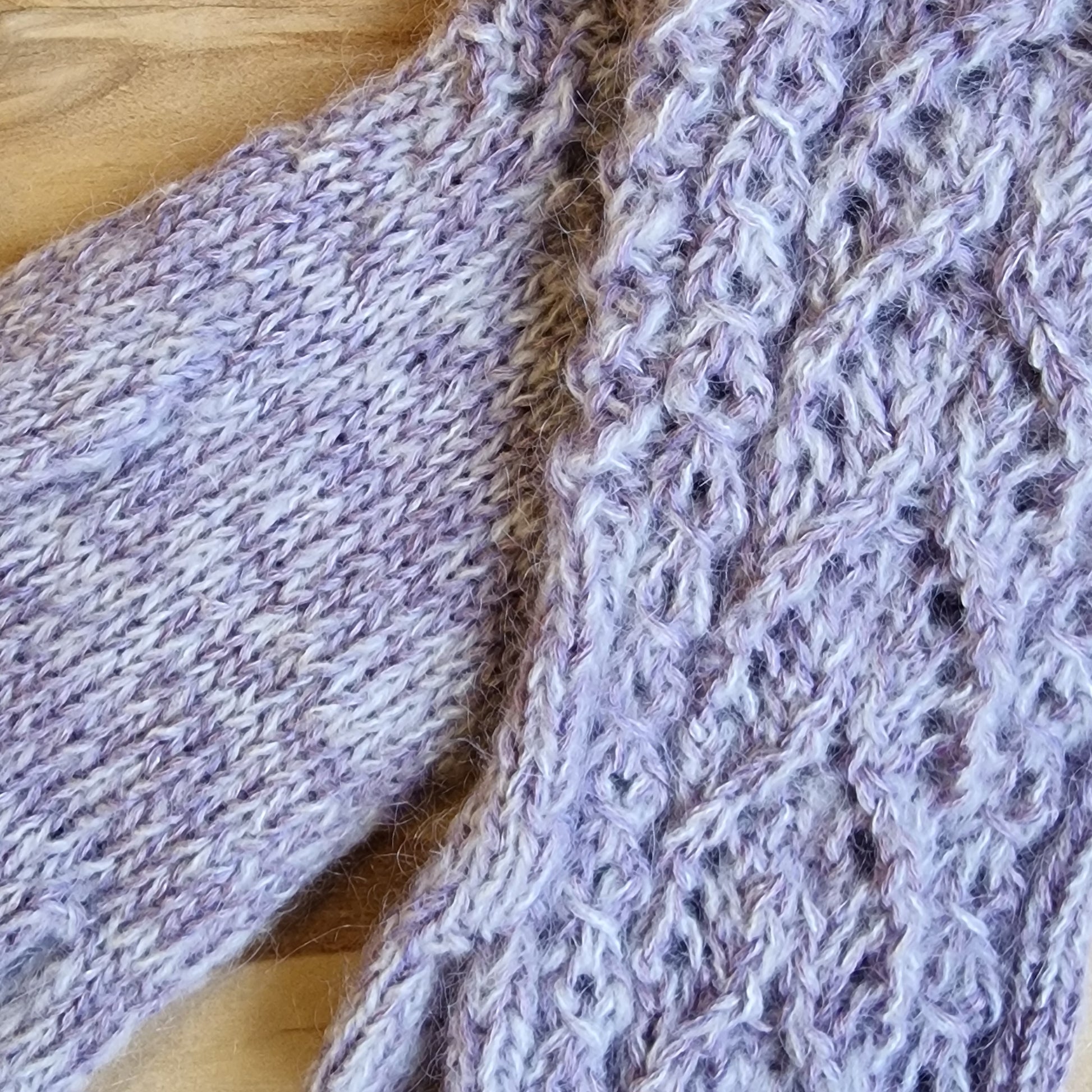 Rokām adīts mīkstas dzijas komplekts gaiši violetā krāsā - plecu lakats, puscimdi, siltās zeķes (34.-36.izm.) (DZTO 87) - www.tiptip.lv 