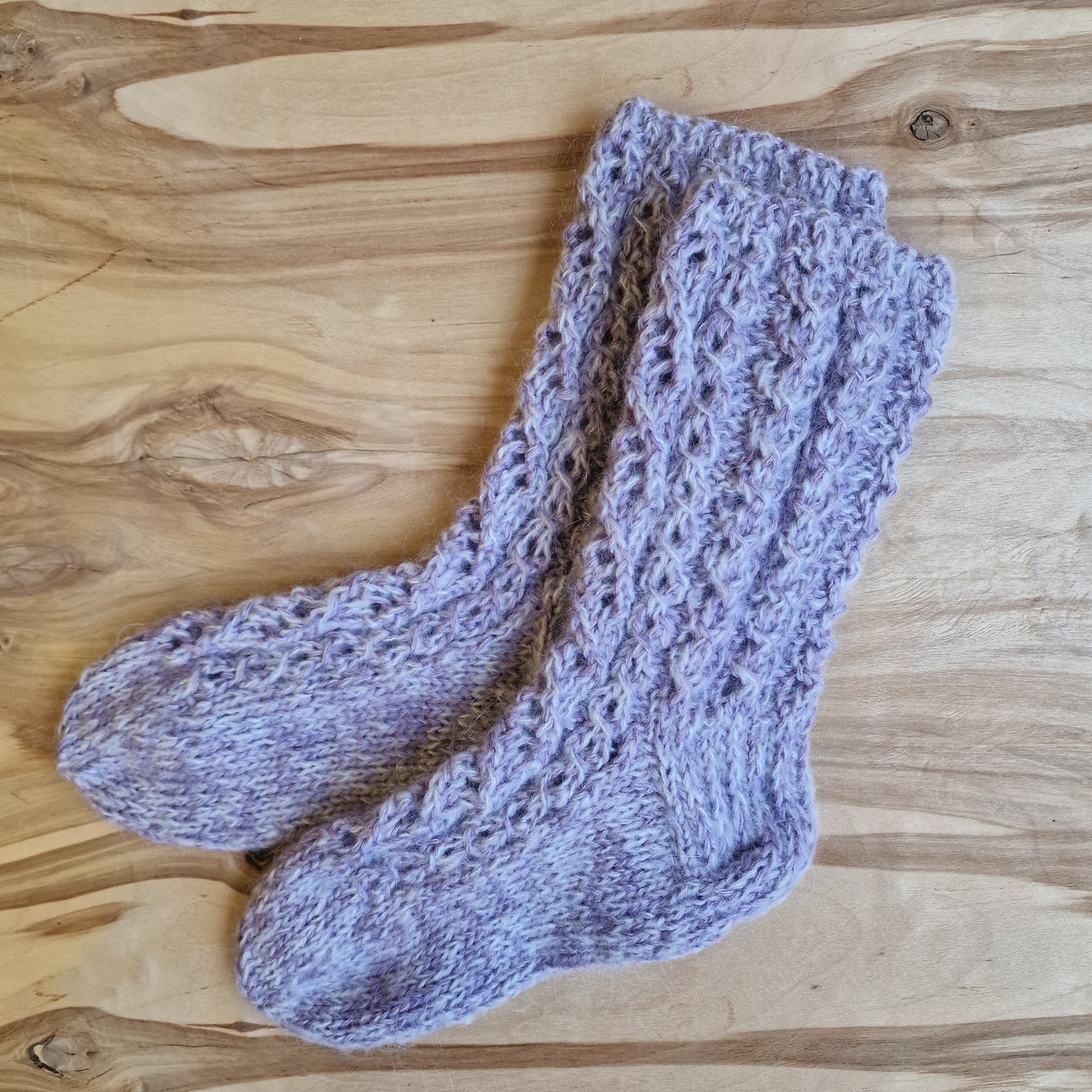 Rokām adīts mīkstas dzijas komplekts gaiši violetā krāsā - plecu lakats, puscimdi, siltās zeķes (34.-36.izm.) (DZTO 87) - www.tiptip.lv 