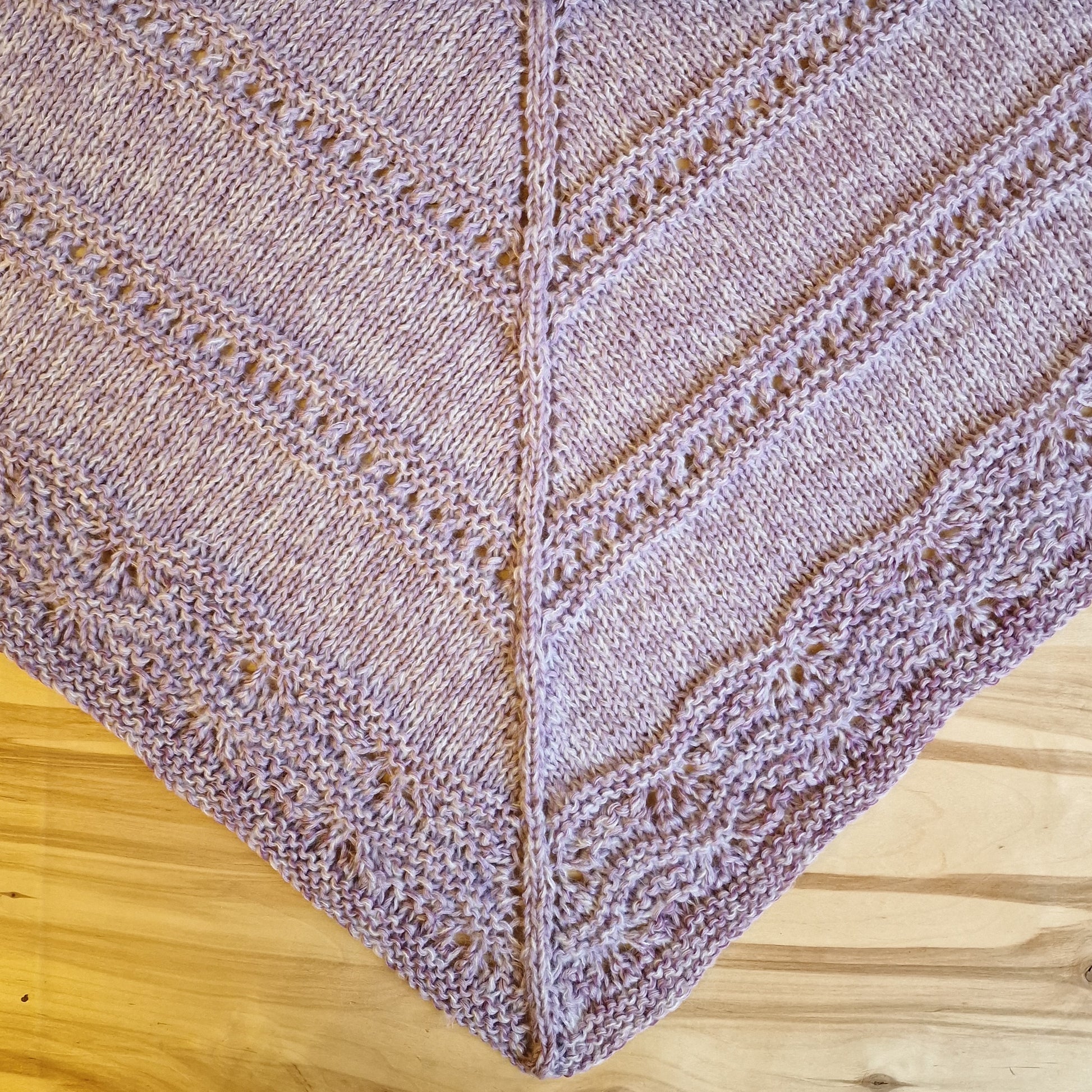 Rokām adīts mīkstas dzijas komplekts gaiši violetā krāsā - plecu lakats, puscimdi, siltās zeķes (34.-36.izm.) (DZTO 87) - www.tiptip.lv 