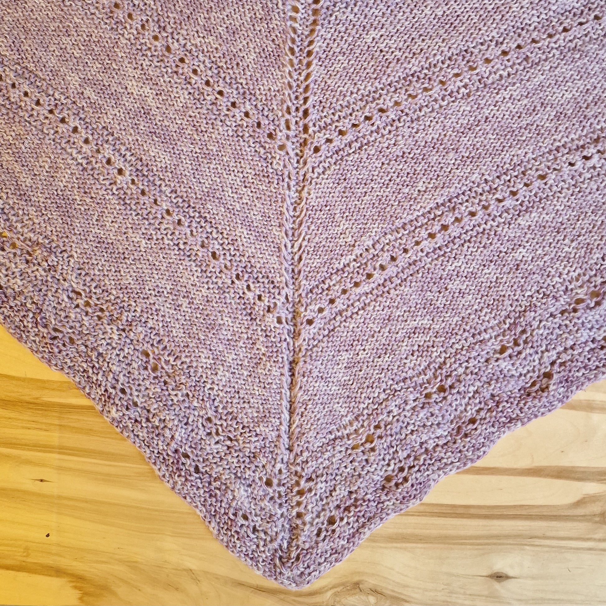 Rokām adīts mīkstas dzijas komplekts gaiši violetā krāsā - plecu lakats, puscimdi, siltās zeķes (34.-36.izm.) (DZTO 87) - www.tiptip.lv 