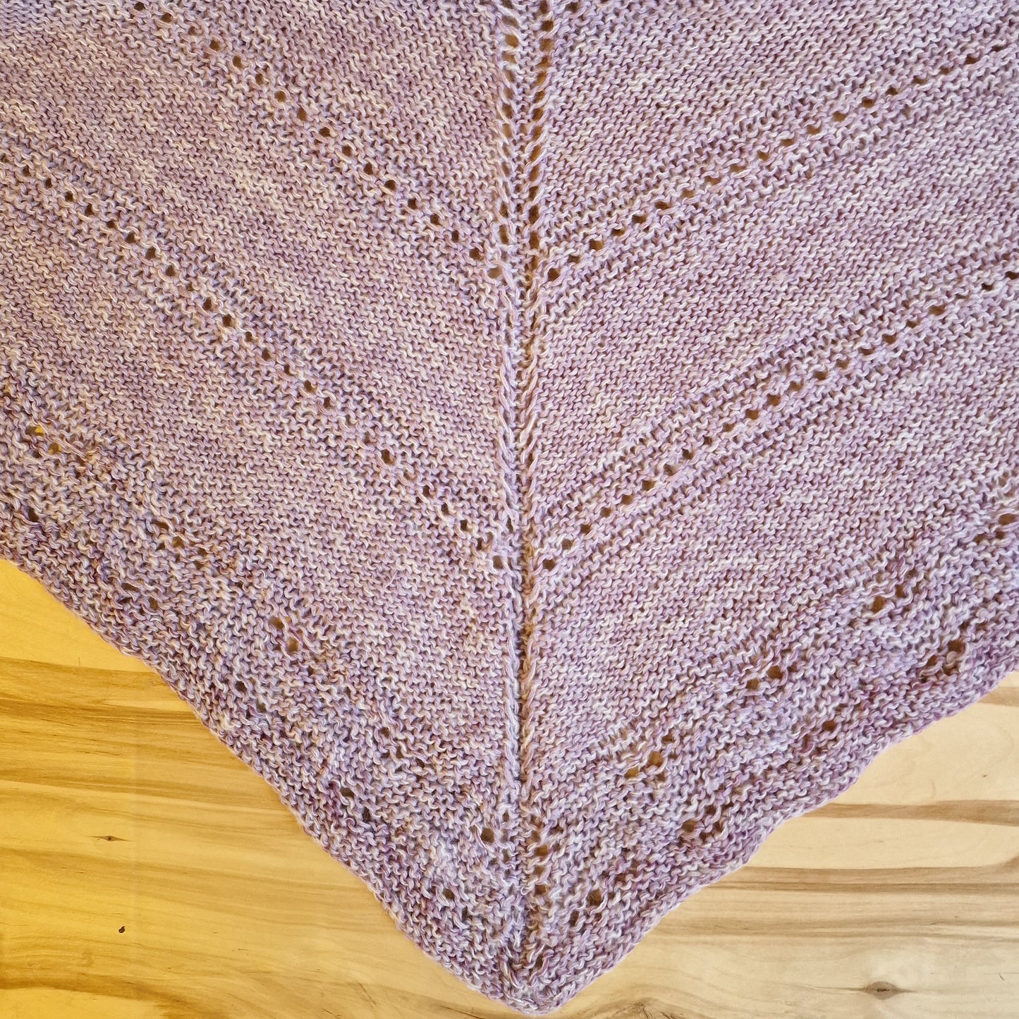 Rokām adīts mīkstas dzijas komplekts gaiši violetā krāsā - plecu lakats, puscimdi, siltās zeķes (34.-36.izm.) (DZTO 87) - www.tiptip.lv 