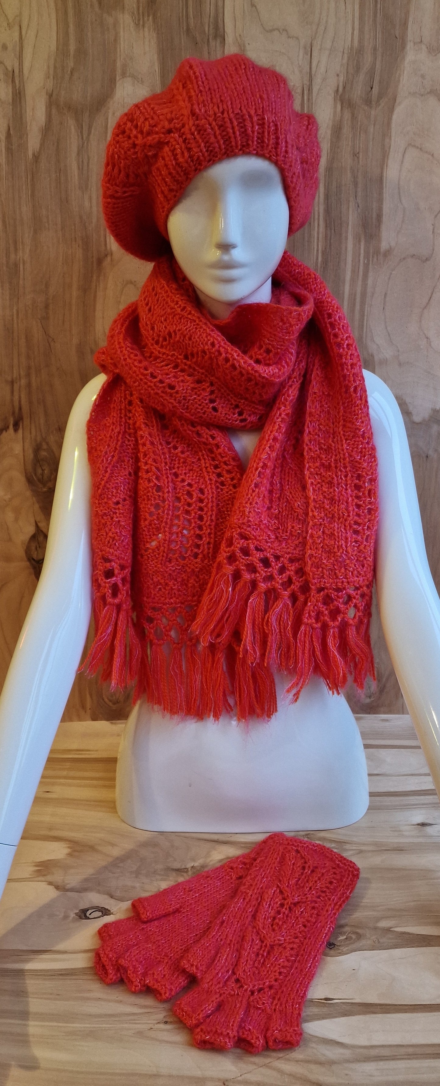 Rokām adīts mīkstas dzijas komplekts maigi sarkanrozā krāsā - šalle, berete, puscimdi (DZTO 89) - www.tiptip.lv 