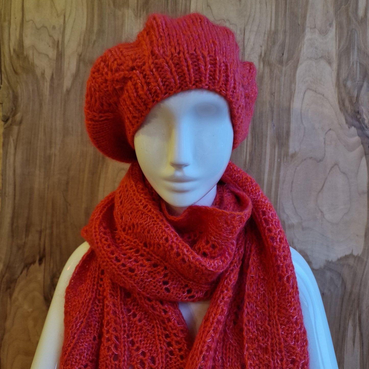 Rokām adīts mīkstas dzijas komplekts maigi sarkanrozā krāsā - šalle, berete, puscimdi (DZTO 89) - www.tiptip.lv 