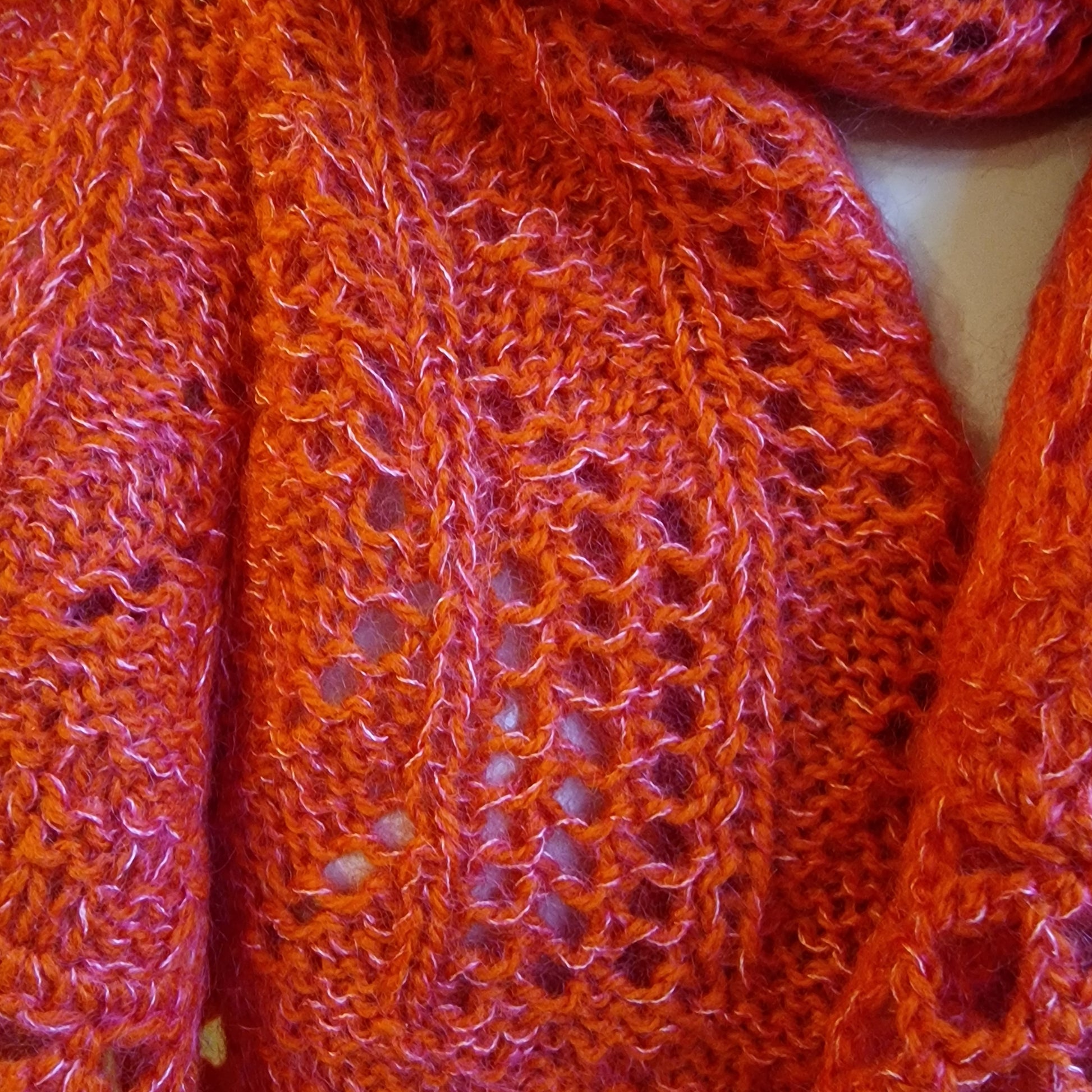 Rokām adīts mīkstas dzijas komplekts maigi sarkanrozā krāsā - šalle, berete, puscimdi (DZTO 89) - www.tiptip.lv 