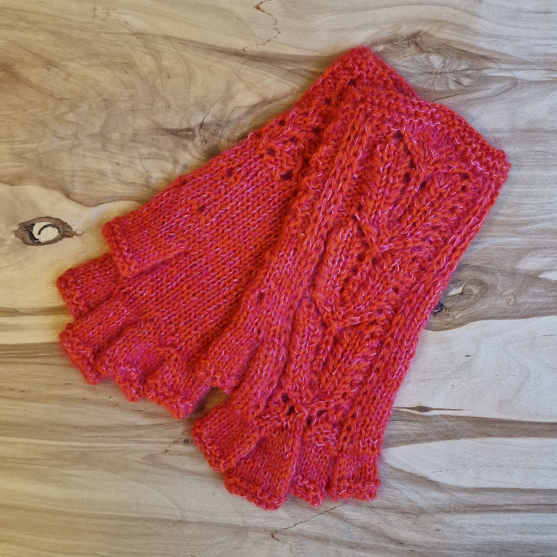 Rokām adīts mīkstas dzijas komplekts maigi sarkanrozā krāsā - šalle, berete, puscimdi (DZTO 89) - www.tiptip.lv 