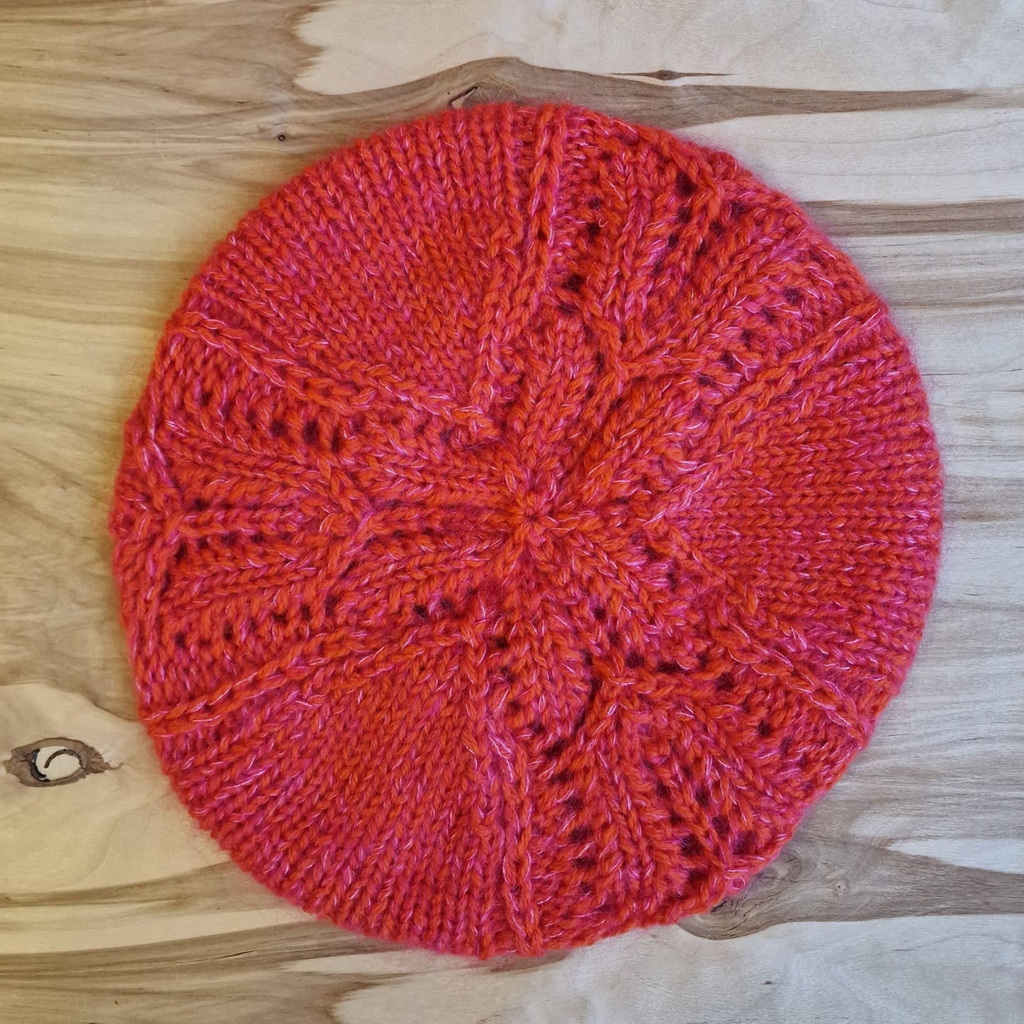 Rokām adīts mīkstas dzijas komplekts maigi sarkanrozā krāsā - šalle, berete, puscimdi (DZTO 89) - www.tiptip.lv 