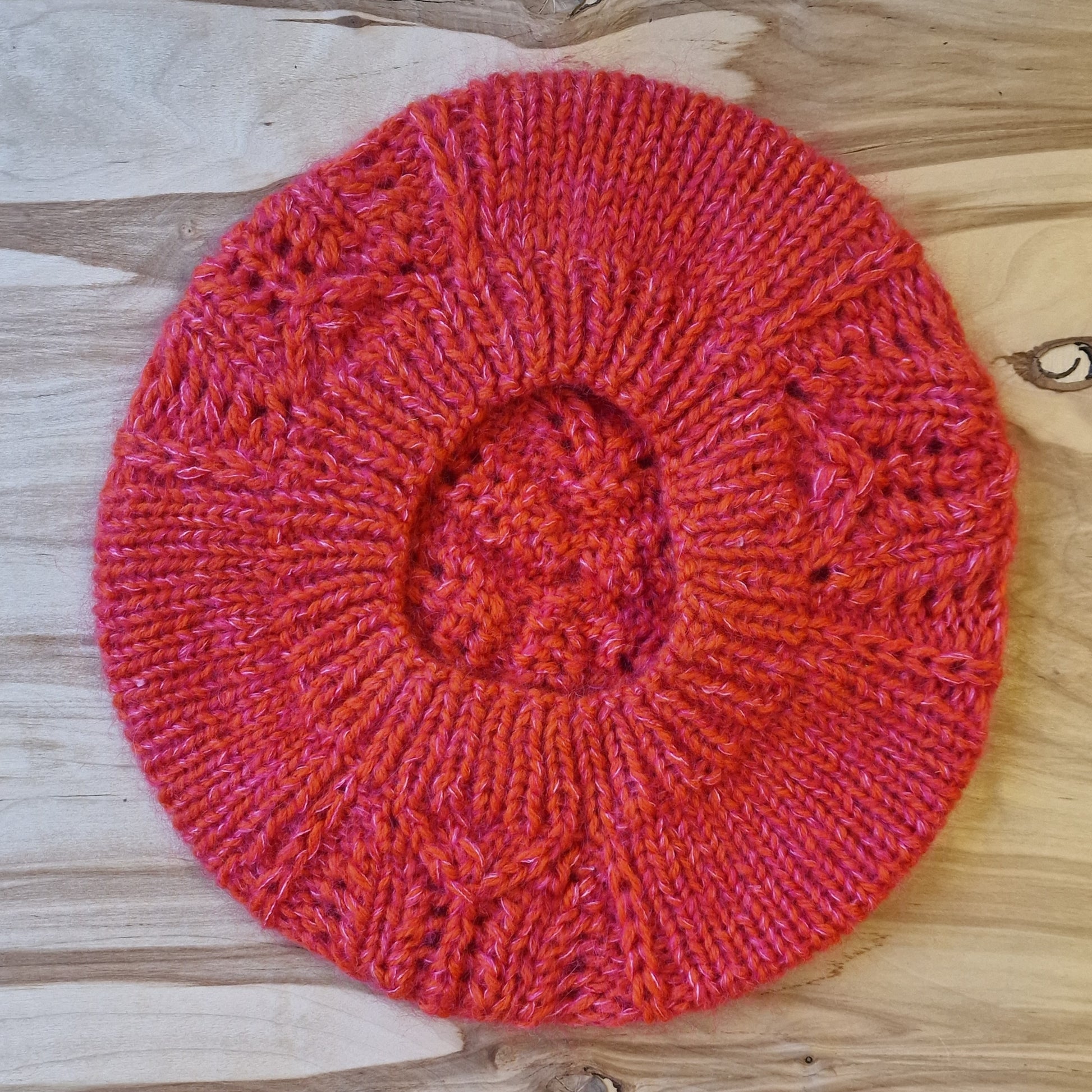 Rokām adīts mīkstas dzijas komplekts maigi sarkanrozā krāsā - šalle, berete, puscimdi (DZTO 89) - www.tiptip.lv 