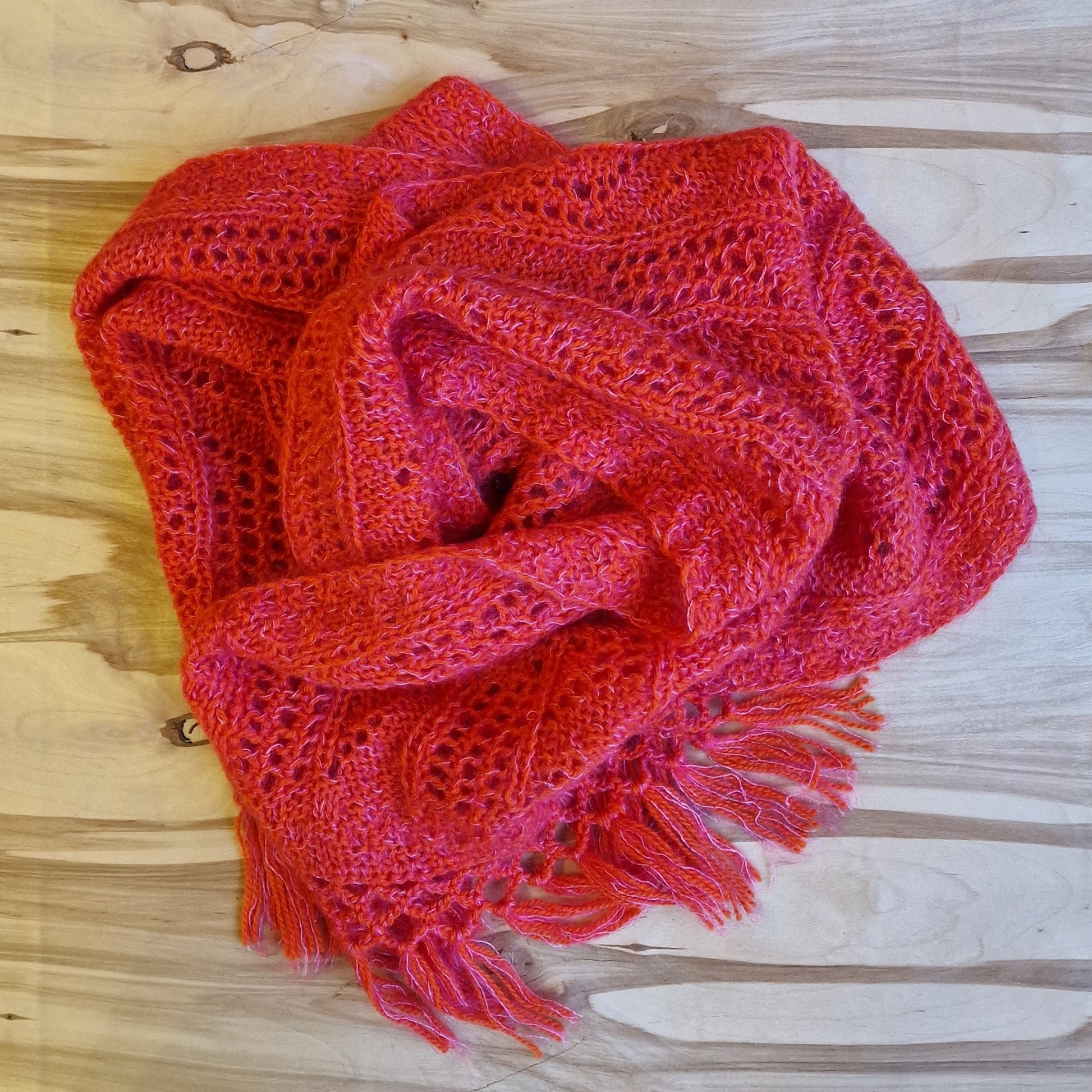 Rokām adīts mīkstas dzijas komplekts maigi sarkanrozā krāsā - šalle, berete, puscimdi (DZTO 89) - www.tiptip.lv 