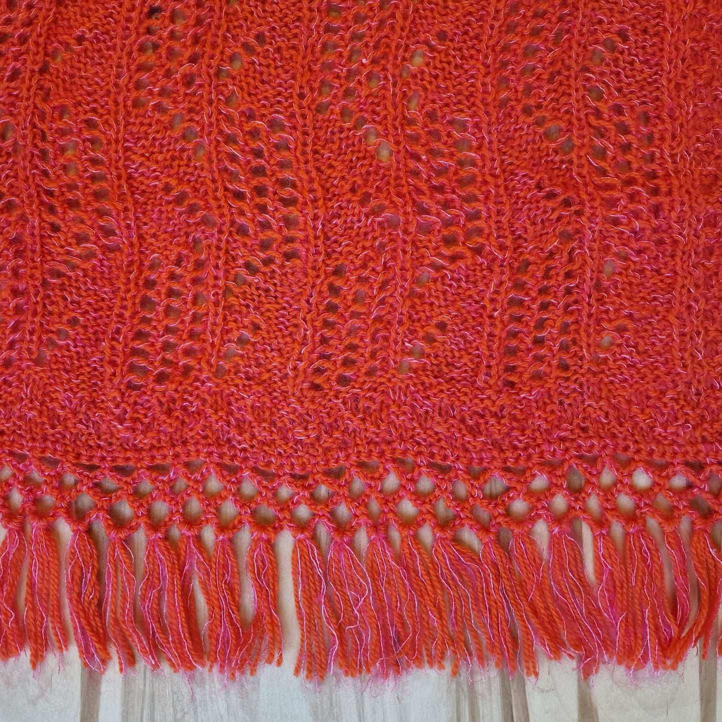 Rokām adīts mīkstas dzijas komplekts maigi sarkanrozā krāsā - šalle, berete, puscimdi (DZTO 89) - www.tiptip.lv 