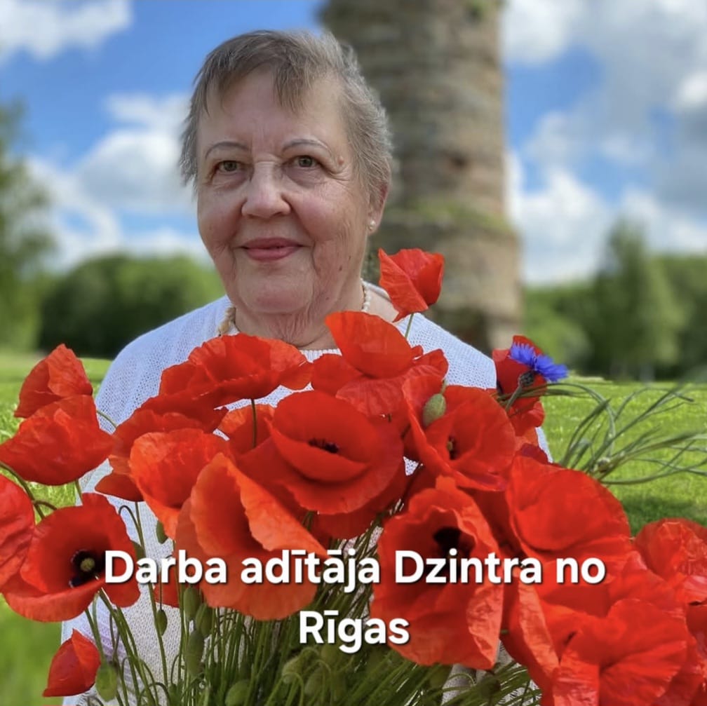 Rokām adīts mīkstas dzijas komplekts maigi sarkanrozā krāsā - šalle, berete, puscimdi (DZTO 89) - www.tiptip.lv 