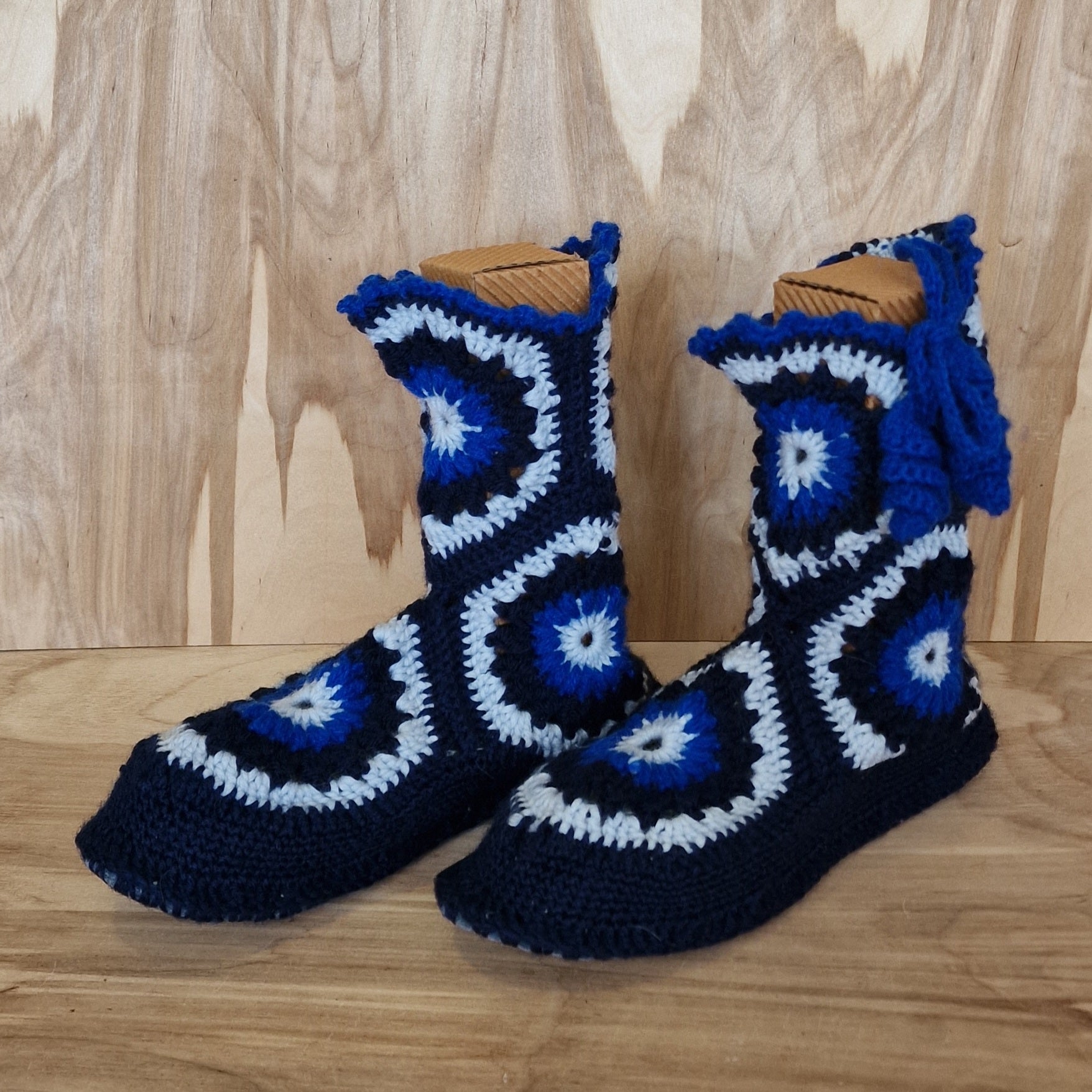 Rokām tamborēti zābaciņi/čības 36.-37.izm. zilos toņos (MAŅI 4) - www.tiptip.lv 