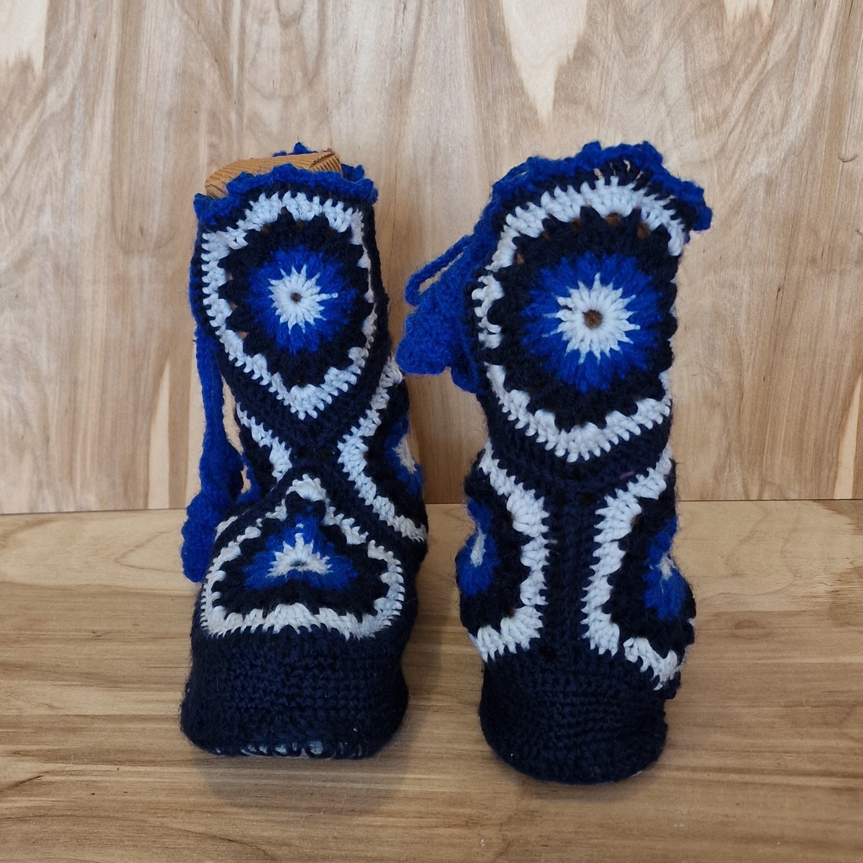 Rokām tamborēti zābaciņi/čības 36.-37.izm. zilos toņos (MAŅI 4) - www.tiptip.lv 