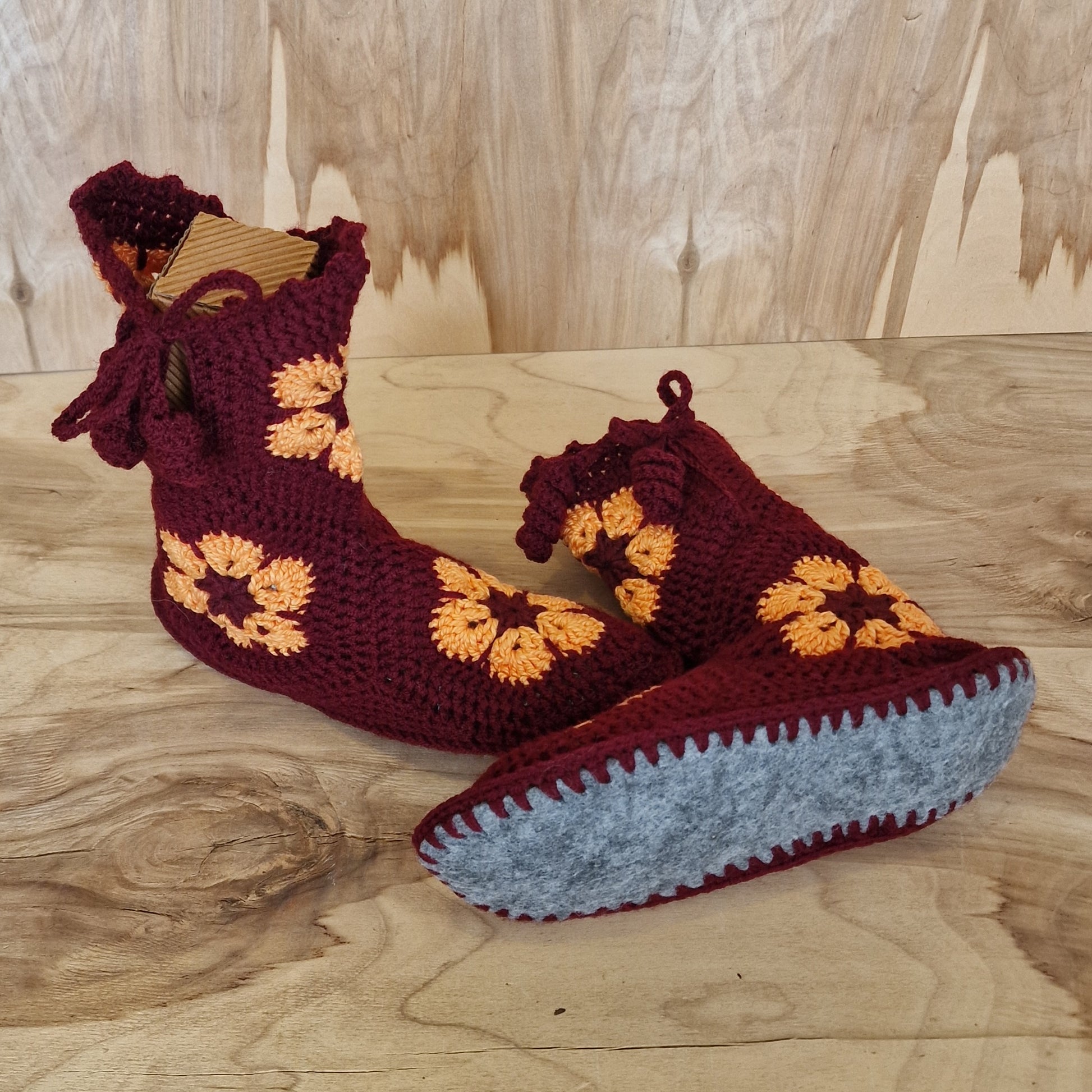 Rokām tamborēti zābaciņi/čības 37.-38.izm. tumši sarkani (MAŅI 5) - www.tiptip.lv 