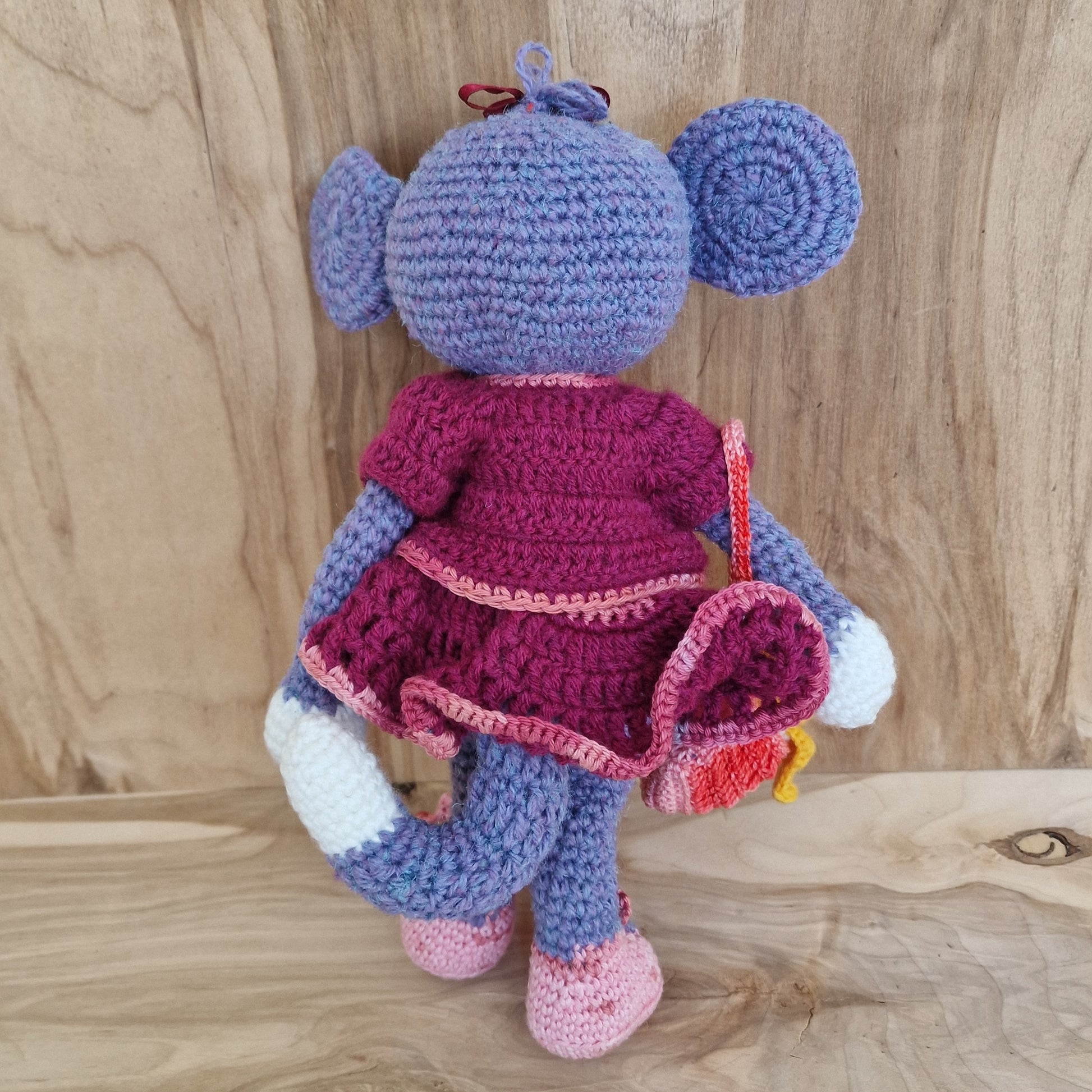 Rotaļlieta - pērtiķīte ar somu (VIER/EVOS 2) - www.tiptip.lv 