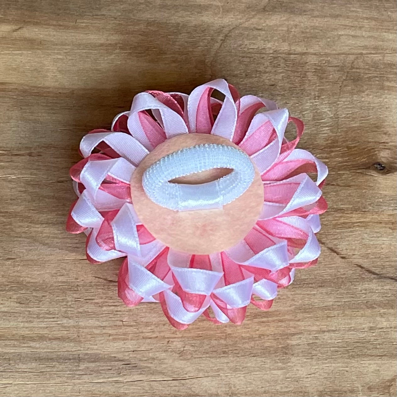 Rozā matu gumija zieda formā (IRFI 46) - www.tiptip.lv 