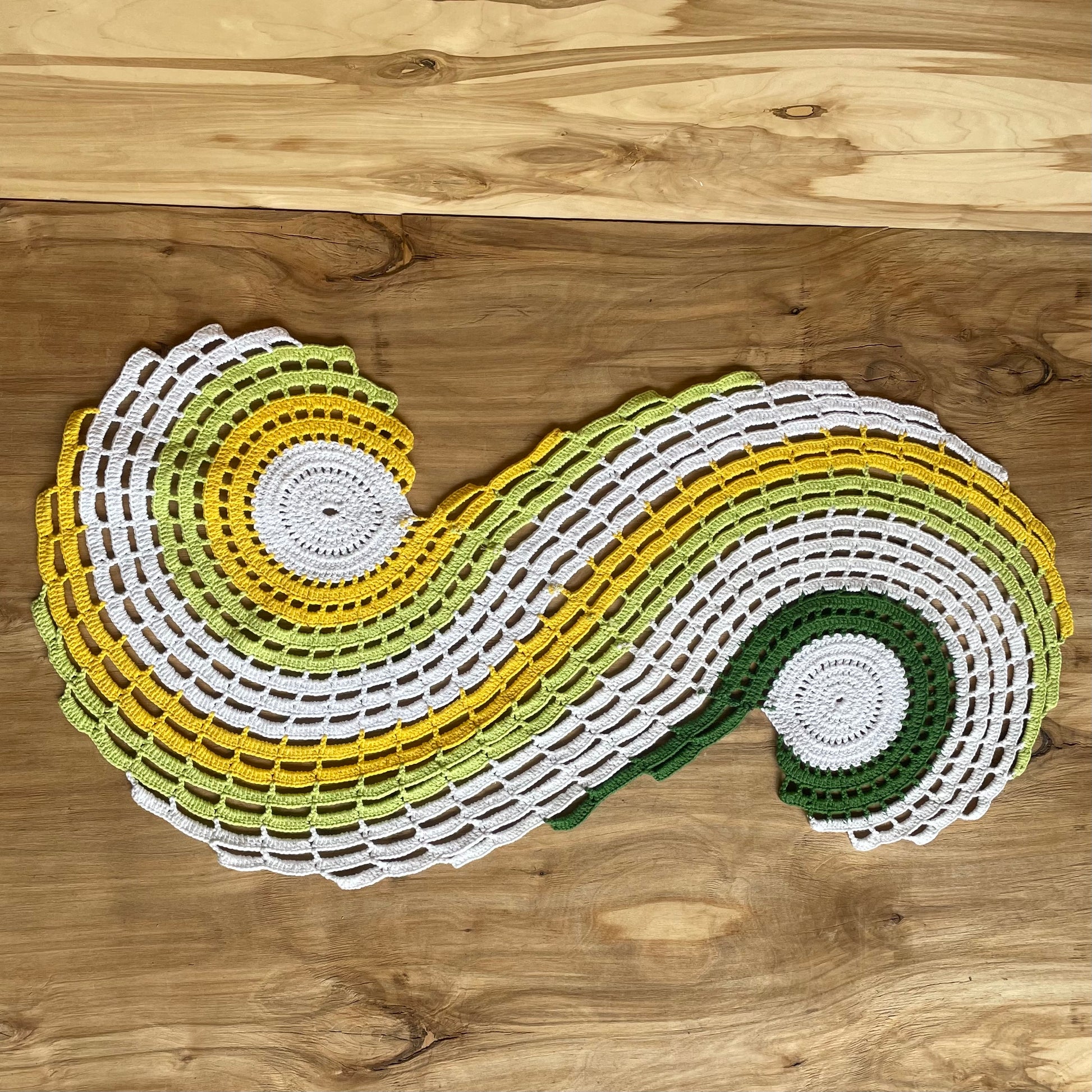 S veida tamborēta galda sedziņa (SARO 3) - www.tiptip.lv 