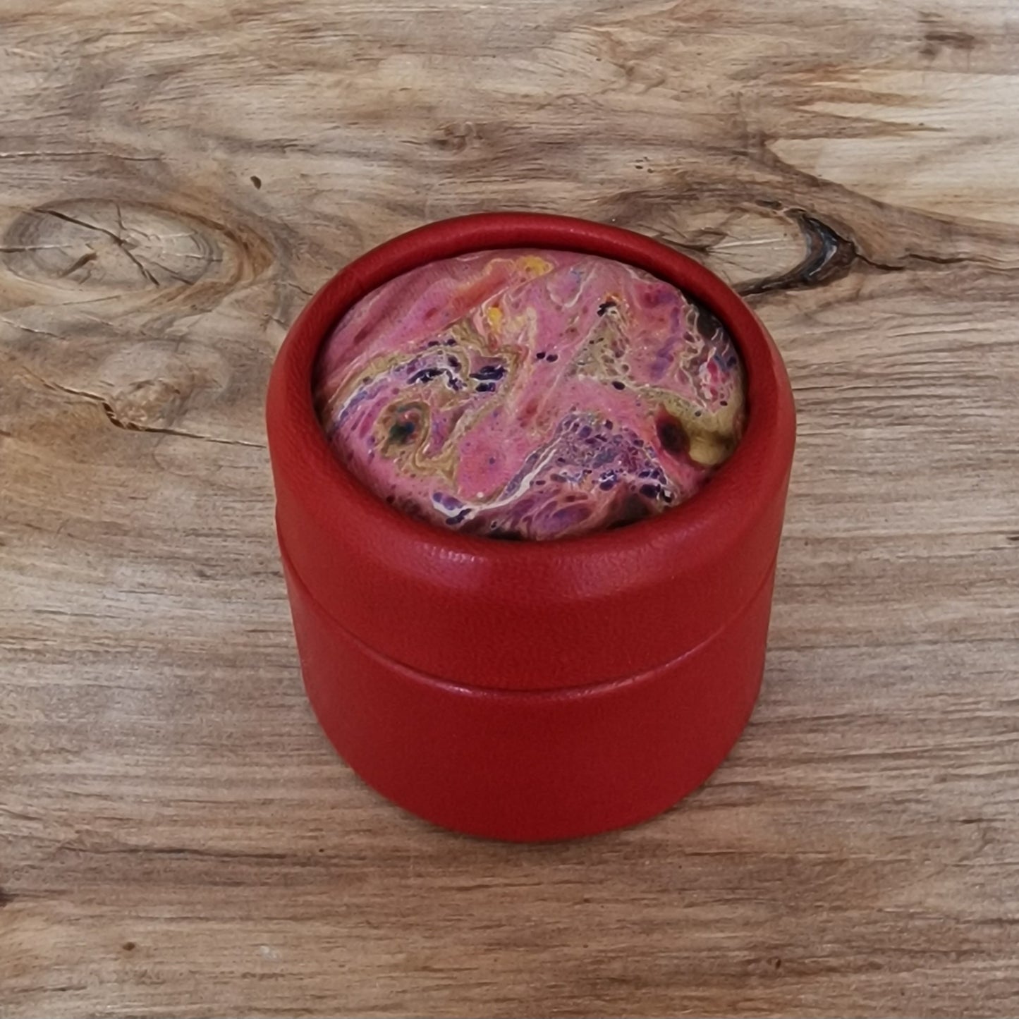 Sarkana, apaļa dekoratīva ādas kārbiņa (S) ar rozīgi marmorētu vāku (RARA 209) - www.tiptip.lv 