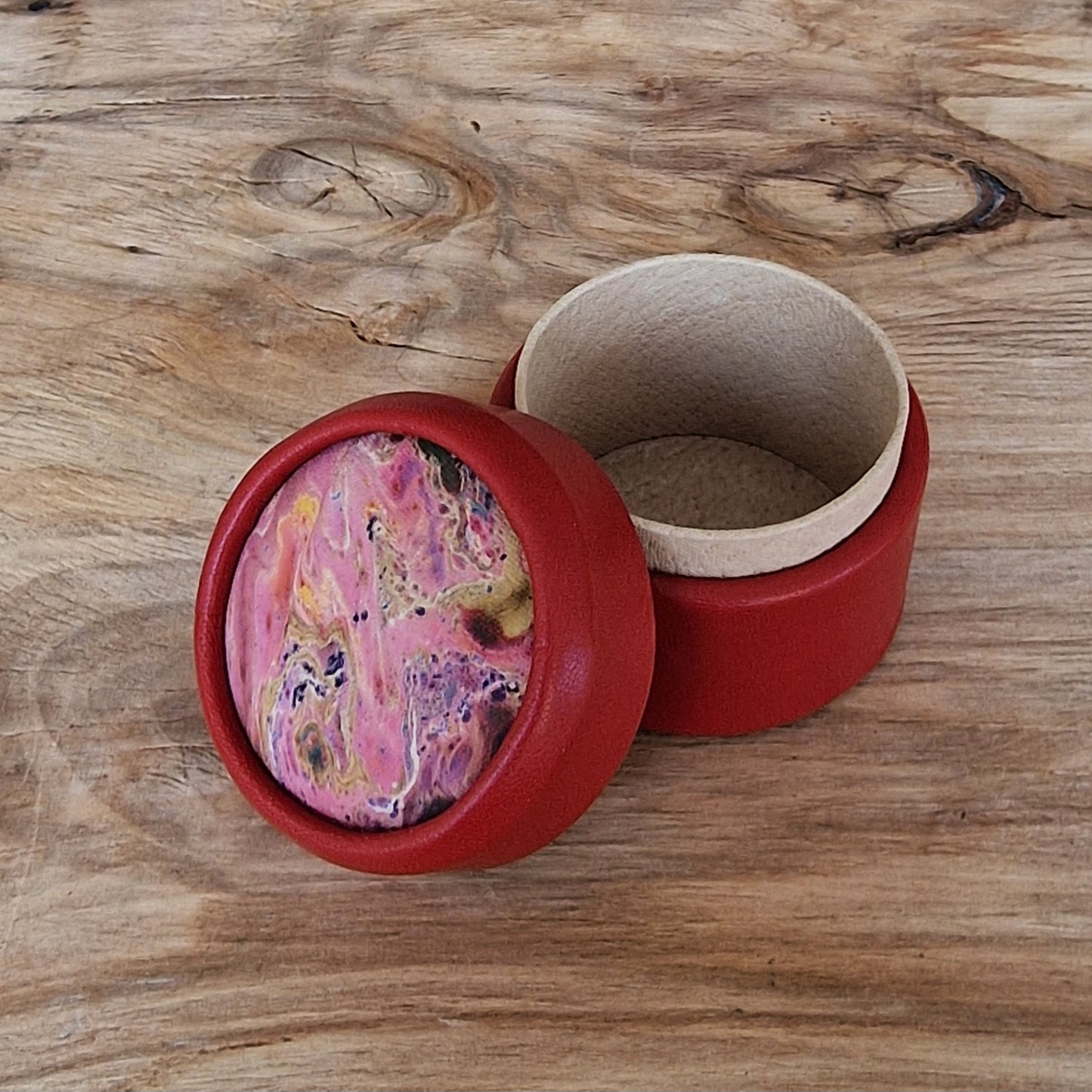 Sarkana, apaļa dekoratīva ādas kārbiņa (S) ar rozīgi marmorētu vāku (RARA 209) - www.tiptip.lv 