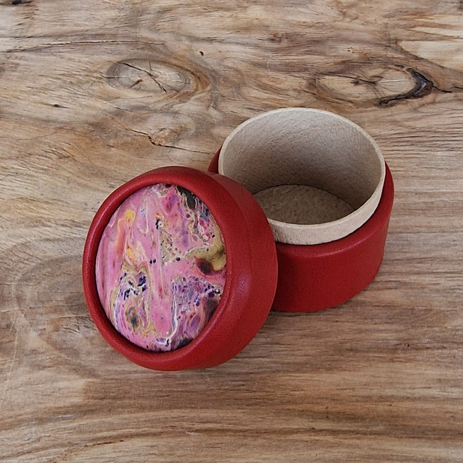 Sarkana, apaļa dekoratīva ādas kārbiņa (S) ar rozīgi marmorētu vāku (RARA 209) - www.tiptip.lv 