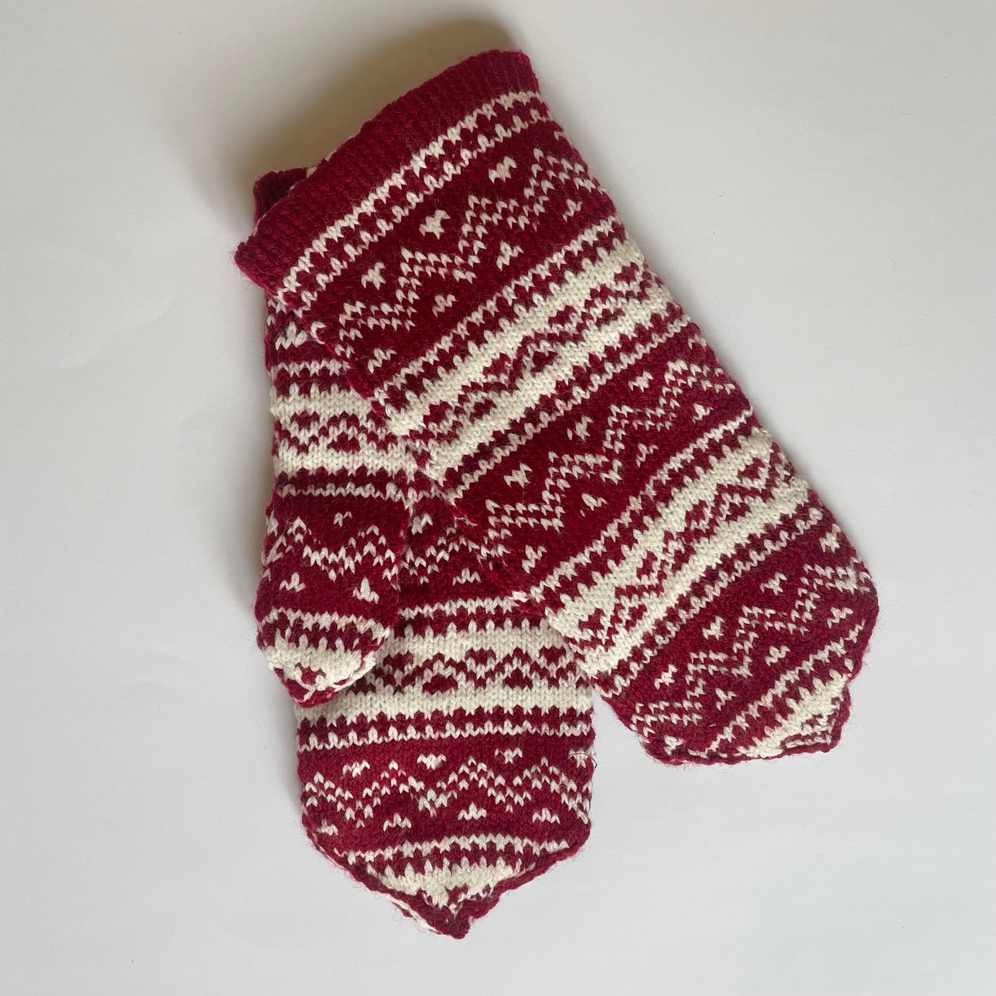 Sarkanbalti vilnas dubultie dūraiņi ar dekoratīvu rakstu (GEBA 89) - www.tiptip.lv 