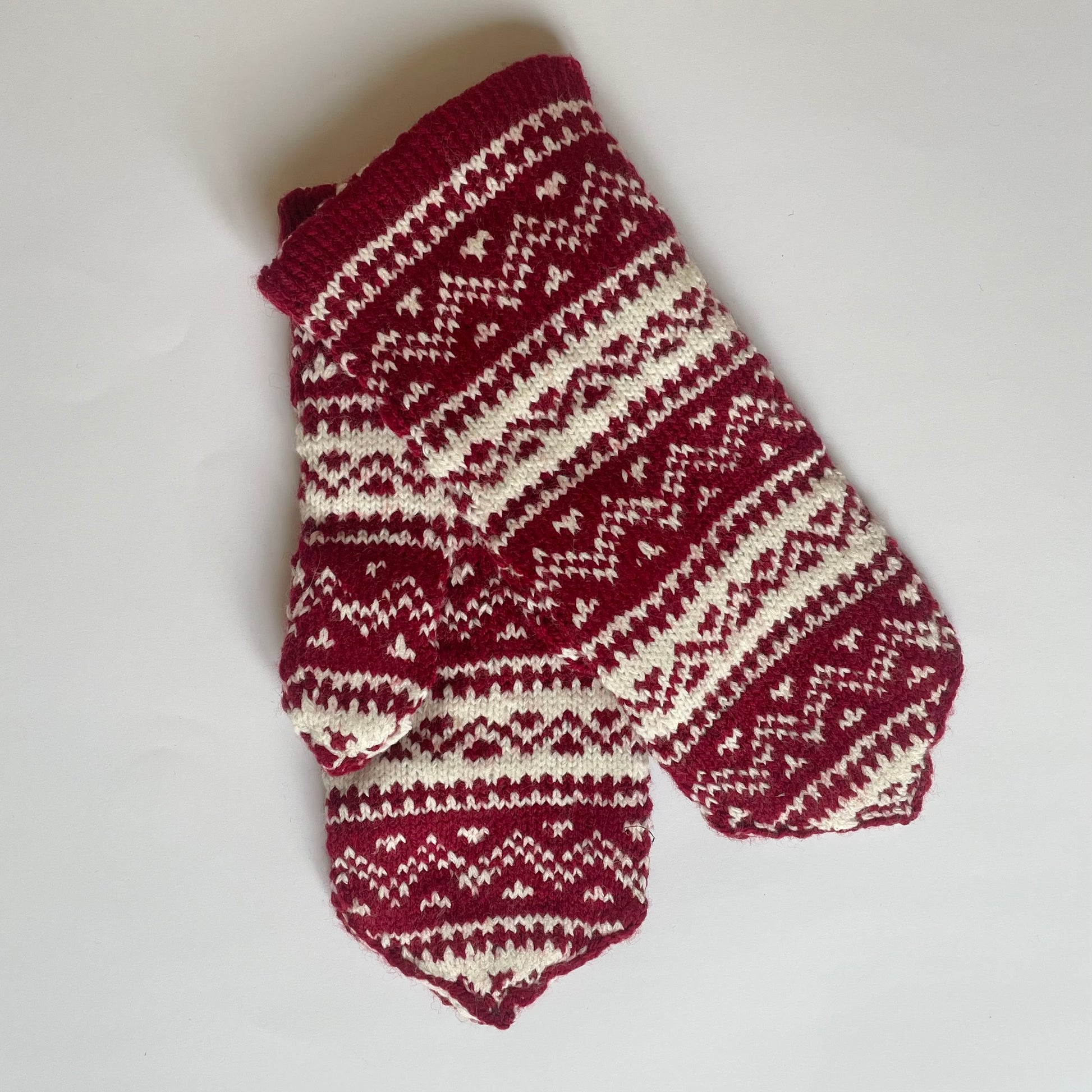 Sarkanbalti vilnas dubultie dūraiņi ar dekoratīvu rakstu (GEBA 89) - www.tiptip.lv 