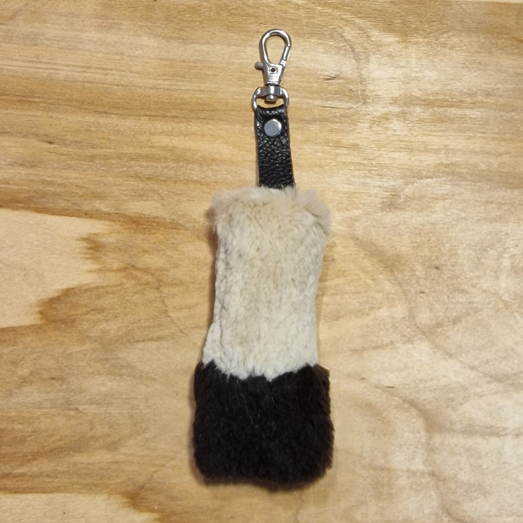 Smilšu un tumši brūnas krāsas mīkstas ādas atslēgu piekariņš (JĀNA 23) - www.tiptip.lv 