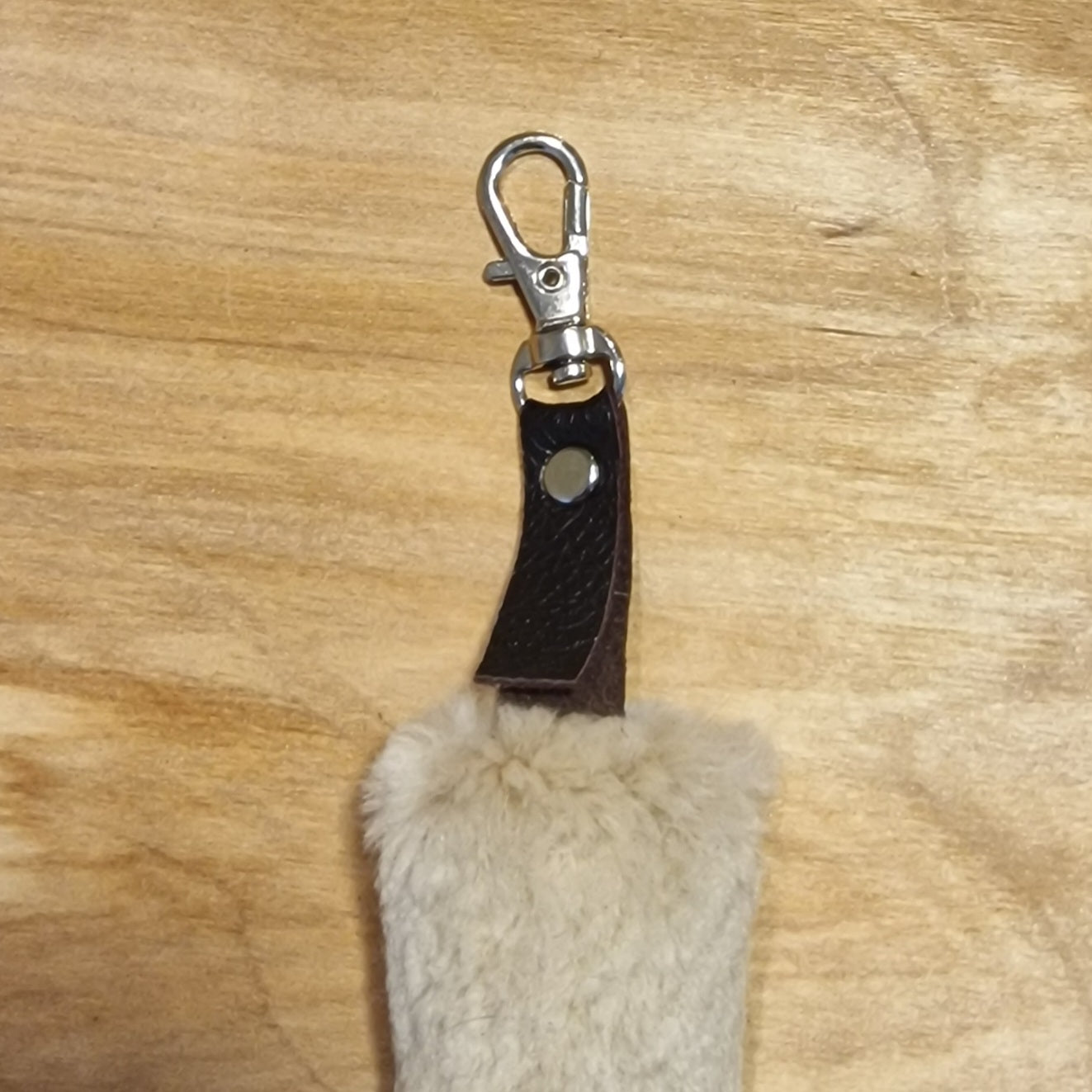 Smilšu un tumši brūnas krāsas mīkstas ādas atslēgu piekariņš (JĀNA 23) - www.tiptip.lv 