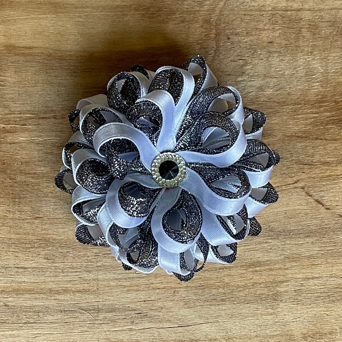 Spīdīgi tumša matu gumija zieda formā (IRFI 49) - www.tiptip.lv 