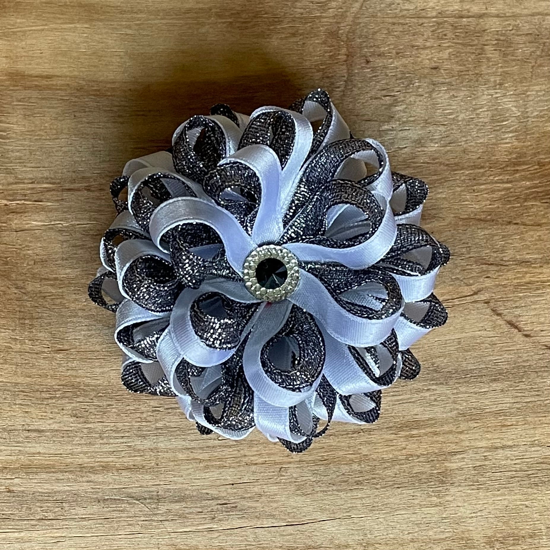 Spīdīgi tumša matu gumija zieda formā (IRFI 49) - www.tiptip.lv 