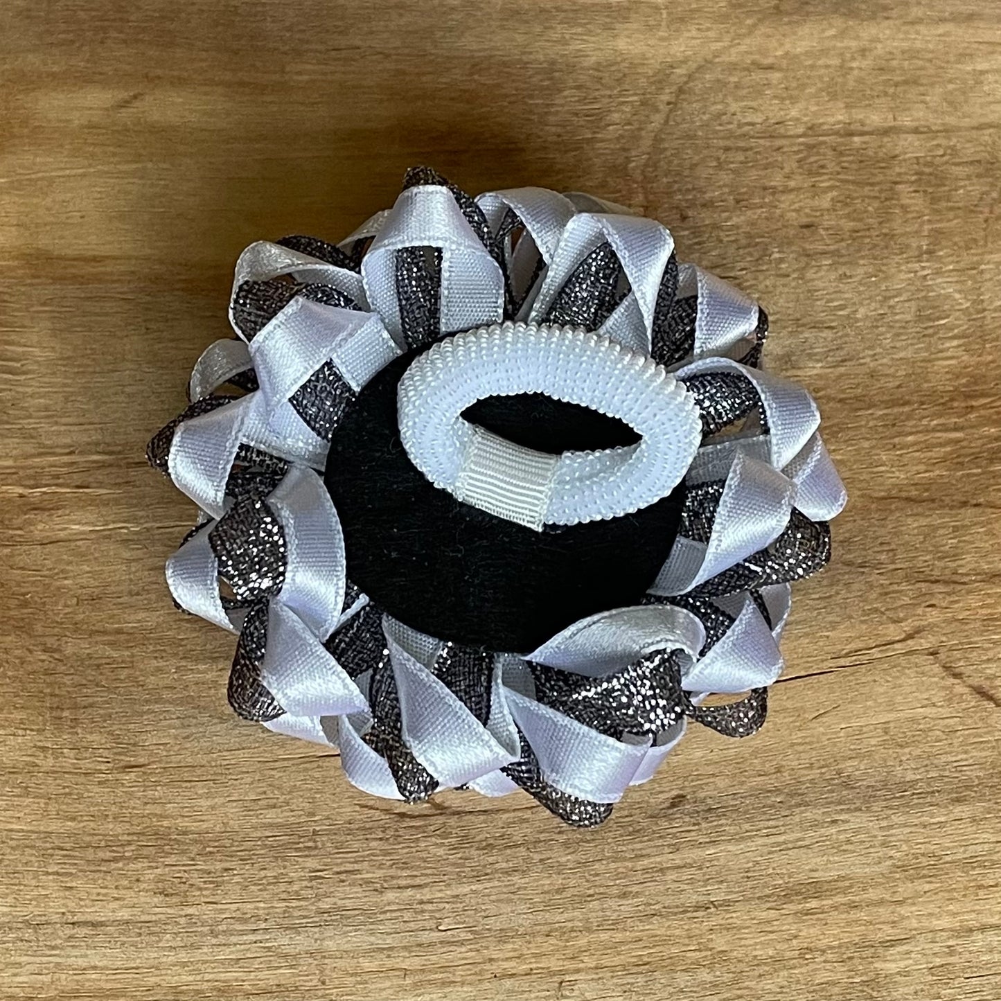 Spīdīgi tumša matu gumija zieda formā (IRFI 49) - www.tiptip.lv 