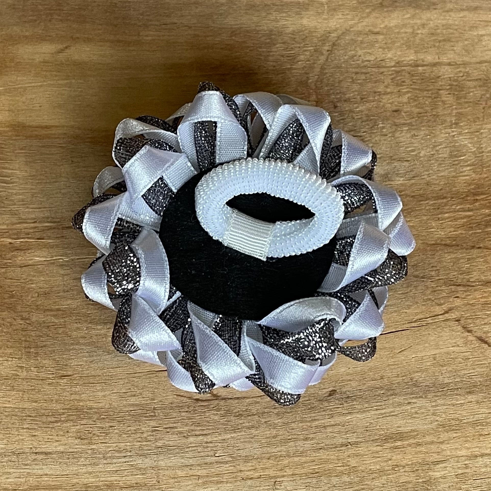 Spīdīgi tumša matu gumija zieda formā (IRFI 49) - www.tiptip.lv 